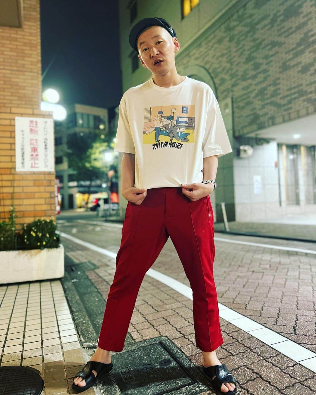 市川刺身さんのインスタグラム写真 - (市川刺身Instagram)「今日の服装。 ルミネ本公演に出させて頂く日。  コットンさんとJUN RedのコラボTシャツ。 あのコントのワンシーンが可愛い仕上がりでめっちゃいいTシャツ。 adidasの赤ジャージ。 ALDIESの黒帽子に黒の便所サンダル。  ルミネ本公演終わりに小道具取りに無限大行ったらコットンさんがJUN RedとのコラボTシャツをくれたので、すぐさま着させて貰いました。 路上で携帯置いて撮ったんですけど風強すぎてせっかくのTシャツしっかり写したくて手で押さえて撮りました。 コットンさんありがとうございます。  #今日着た服 #ファッション #古着 #コットン #JUNRed #コラボTシャツ #男女問わず着れそう #チェックしよう」7月21日 22時43分 - soitsudoitsu