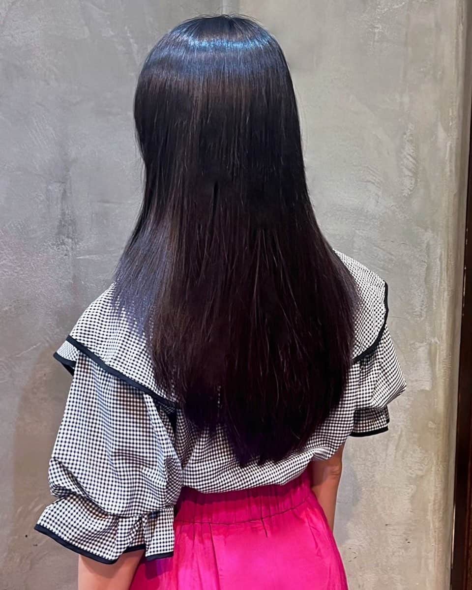 久保亜沙香のインスタグラム：「トリートメント前なのに、カットだけで艶々に👼 #ニューヨークドライカット」