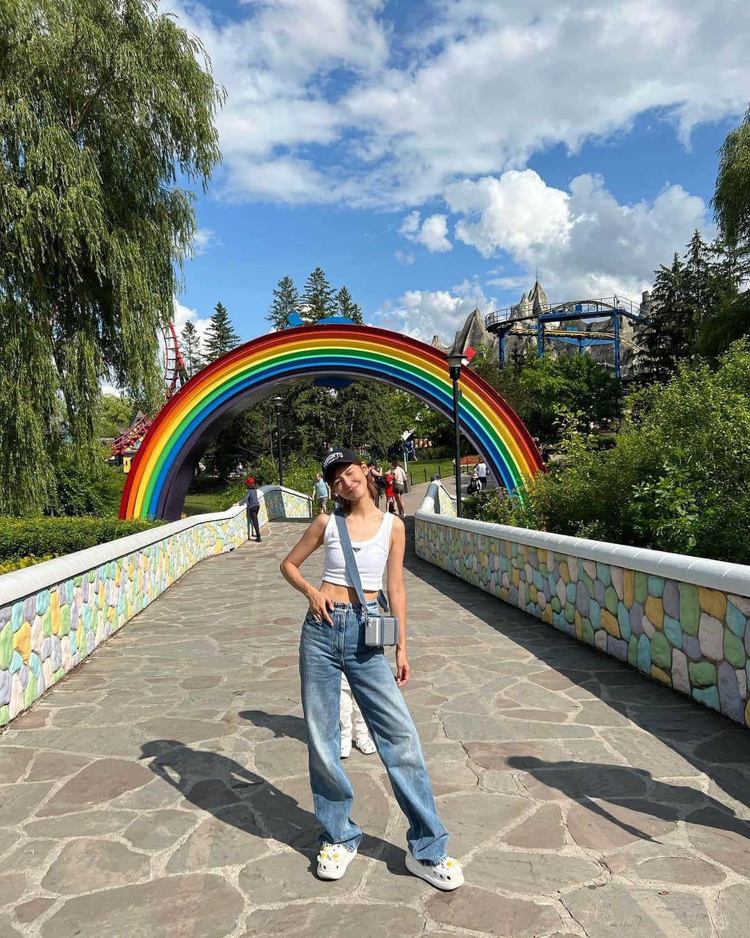 Elva Niのインスタグラム：「2 days in a row 🎢🎡🎠 This is our happy place! #elvainthe6ix  #virgilsfirstrollercoasterride」