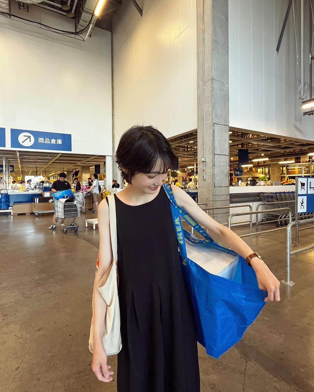 のインスタグラム：「. 毎日暑いですが みなさん大丈夫ですか… わたしはなんとか生きてます🦕  8月もライブあります！ 久しぶりのロマン中野デュオもありますので よろしければ遊びにきてください  体調に気をつけて 素敵な夏を〜🍉  ◎8/17(木) 代々木 LIVE STUDIO LODGE ◎8/20(日) 新宿 red cloth (duo set) ◎8/26(土) 下北沢 近道 / おてまえ」