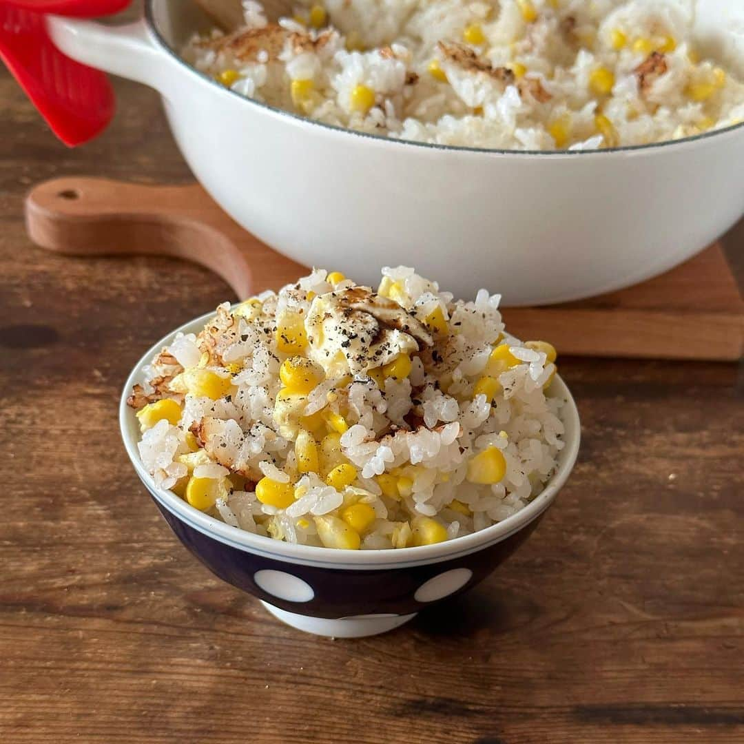 Tesshiのインスタグラム：「とうもろこしごはん Japanese corn rice #yummy #homemade #healthy #rice #corn #butter #おいしい #とうもろこし #とうもろこしご飯 #おこげ #バター醤油 #旬 #夏 #マカロニメイト #フーディーテーブル #手作り  お米2合(洗って浸して水切り)、とうもろこし1本、水360ml、酒大1/2、塩大1/2→炊飯器や鍋で炊く 食べる時にバター、しょうゆ、黒胡椒など 鍋炊き→沸騰後弱火10分→強火1分おこげ作る→火を止め10分放置 360ml rice(rinse and soak and drain), 1 corn, 360ml water, 1/2 tbsp sake, 1/2 tbsp salt… Cover and bring to a boil, turn the heat on low and cook for 10 minutes. And cook for 1 minute on high to make the crispy burned rice on the bottom of the pot. Then turn off the heat, leave for 10 minutes. Remove the lid and fluff the rice with a rice spoon. butter, soy sauce and pepper…  (画像はお米3合＋とうもろこし2本＋塩大1で作りました)  @yukitsubakiofficial #魚沼産コシヒカリ #雪椿 の公式サイト、ふるさと納税サイト、楽天市場、Yahoo!ショッピング、ギフトモールで #新米予約受付中 我愛此米美味本気！你試価値有！ 故郷的納税有！我熱烈推薦！ 好吃！多謝！朋友！」