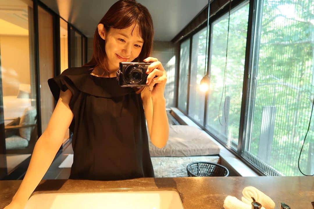 のインスタグラム：「7月は結婚記念日💍 実は次女が生まれてはじめて実家に預けて夫婦で一泊してきました🌿  2人でゆっくりご飯を食べて、一緒にスパ受けて、気が済むまで温泉と森林浴を堪能して、深呼吸した時間。  よく「子供がいないと夫と何喋ったらいいかわからない」という声を聞いたりするけど、私たちはやっぱり話が尽きず。 ディナーのとき、「出会った頃から今私はどう変わった？」と聞いたときの返答に思わず泣いてしまって店員さんの目が恥ずかしかった...  リョータさんが話してくれる私の話が好きで いつも子供のように聞いてしまう。  気付けばもう10年目。 え、嘘でしょ、早くない？とかお互いに言いながら 昔の写真見合って「老けたな（笑）」「でもいい顔になった」とか言いながら  やっぱりこの世の誰よりも一緒にいてラクで楽しい人。  帰りは子供達のお土産を選んで、「あの子達がいないとラクだけど寂しいね」と言ってる自分たちがすっかり親で不思議な感覚。  環境は色々変わったけど、関係性は全然変わらないね。  いつでも何があっても私の相棒。人生の恩人。 これからもよろしく🤝  . #結婚記念日 #夫婦 #夫婦旅」