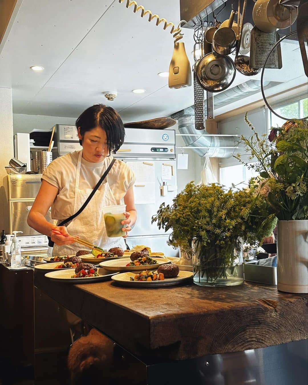 樹神さんのインスタグラム写真 - (樹神Instagram)「LEFTOVERをテーマにリニューアルされたSHUNNO KITCHEN 6周年のお食事会に招待していただきました。  野菜が成長する過程にも目を向けられ、市場にはなかなか出回らない種や花の美味しい食べ方を教えてくださるのも二部さんならでは。 窓辺で発酵を進めていく果物のエキスや楽しいスパイス使いが、野菜の美味しさや食べることの意義をぐんと広げてくれます。  各紙、編集部のみなさんやPRさんとうっとり。 素敵な機会をありがとうございました♪  @shunnokitchen   #shunnokitchen #6周年おめでとうございます #野菜料理 #アースフレンドリー #一物全体」7月21日 22時49分 - kotamaofficial