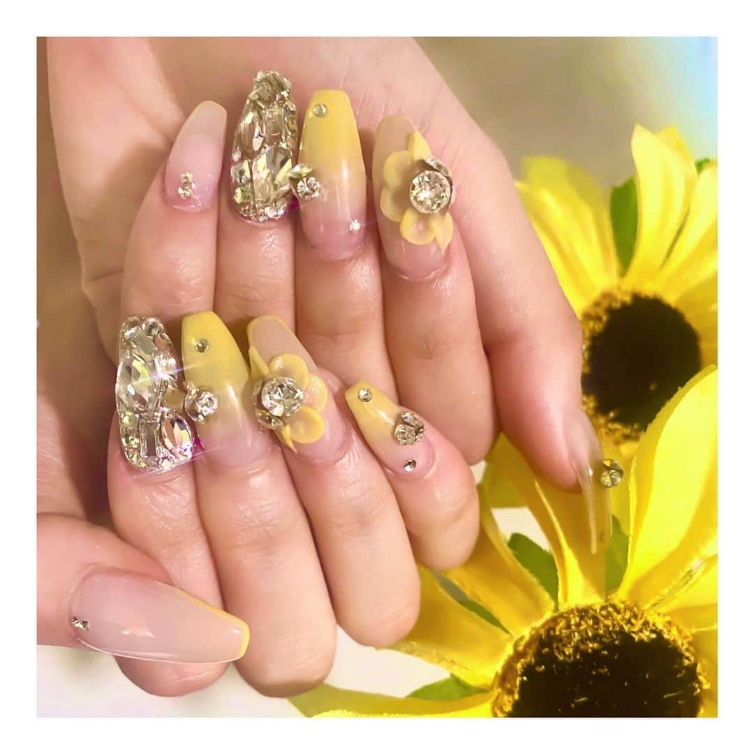 りせりのインスタグラム：「🌼 New Nail 🌼 ⁡ ⁡ ⁡ 今回のネイルは @yukino_peconail さんにお願いしました！！！ ⁡ 初めて行ったネイルサロンやねんけど、 自分がしたいデザイン通りの仕上がりで感動🥹💗 ⁡ ネイルの時間もめっちゃ早いし、 ジェルがツヤッツヤで「こだわってますか！？」って聞いちゃったくらい🤣綺麗すぎた✨️ ⁡ りせりがやったメニューは 【 7700円　ネイルやり放題 】です💅 ⁡ ホワイトニングも3000円でできるから気になる方は行ってみてね🫧 ⁡ ⁡ ⁡ #new #nails #cute @rsr_0717  #new #nails #cute #可愛い #ネイル #サロン #大阪 #おすすめ #デザイン #夏ネイル #お洒落 #salon #osaka #design #summer #flower #instagram #instagood  ⁡」