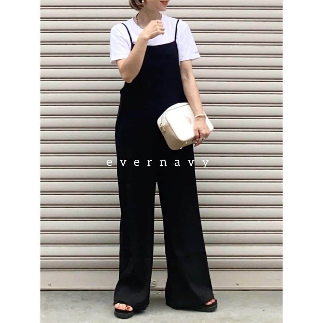 のインスタグラム：「. すっきり細見えサロペ🦩  ¥1,000オフクーポン出てるみたい🎟️  @evernavy_official  . . . #code #outfit #ootd . . . 詳しくは#wear で見てね♥︎ wear account → sizu0618 . . . #MINEBY3MOOTD#コーディネート#Locari#着回し#着回しコーデ #着回しアイテム#トレンドコーデ#大人カジュアル#カジュアルコーデ#コーデ#春コーデ #2023ss#夏コーデ#春夏コーデ#evernavy#エバーネイビー」