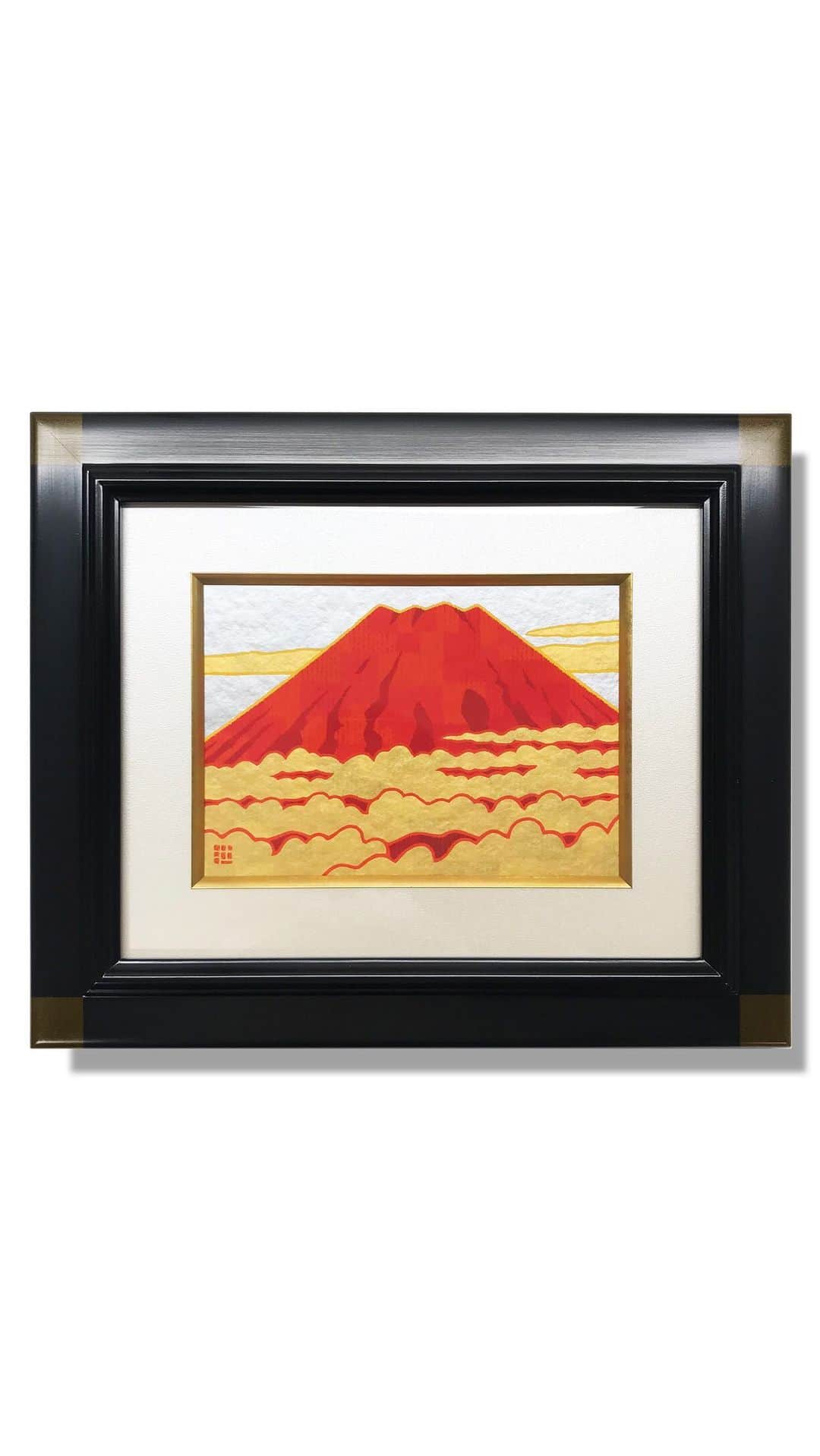 藤谷壮仁郎のインスタグラム：「Mount Fuji painting  digital+analog（mixed media art） >デジタルで下図をなぞる >モノクロでバランスを調整 >カラーで色味を調整 >ジークレー版画（出力）に手彩色 >額装 ・デジタルとアナログ（ジークレー版画に手描きで金色を彩色）でのミクストメディア作品。 ・ ・ @soujirou_art  #富士 #富士山 #赤富士 #絵画 #アート #ミクストメディア #金彩 #額装 #富士山が好き #富士山好きな人と繋がりたい #藤谷壮仁郎  #mtfuji #mountfuji #mtfujijapan #fujiyama #art #artist #painter #painting #mixedmedia #mixedmediaart #artwork #instaart #soujirou #japan」