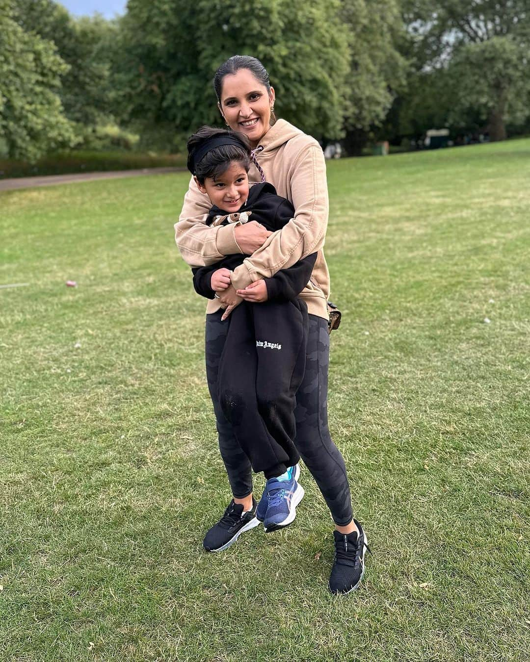 サニア・ミルザさんのインスタグラム写真 - (サニア・ミルザInstagram)「You and me forever baby boy 🥰  Ps- he’s teaching me the Mbappe celebration in last pic 🤷🏽‍♀️」7月21日 22時54分 - mirzasaniar