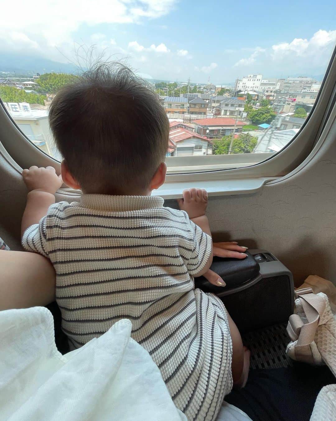 久松かおりのインスタグラム：「. 息子と、東京へ初めての2人旅😌✨ またこの思い出も懐かしくなるんやろなぁ💭🤍 . 新幹線は膝の上で遊ぶか、寝てるかで 本当にお利口だった🥲👏 そして子供ってほんっと寝汗すごい笑 かわいい。。。 . . . #followme」