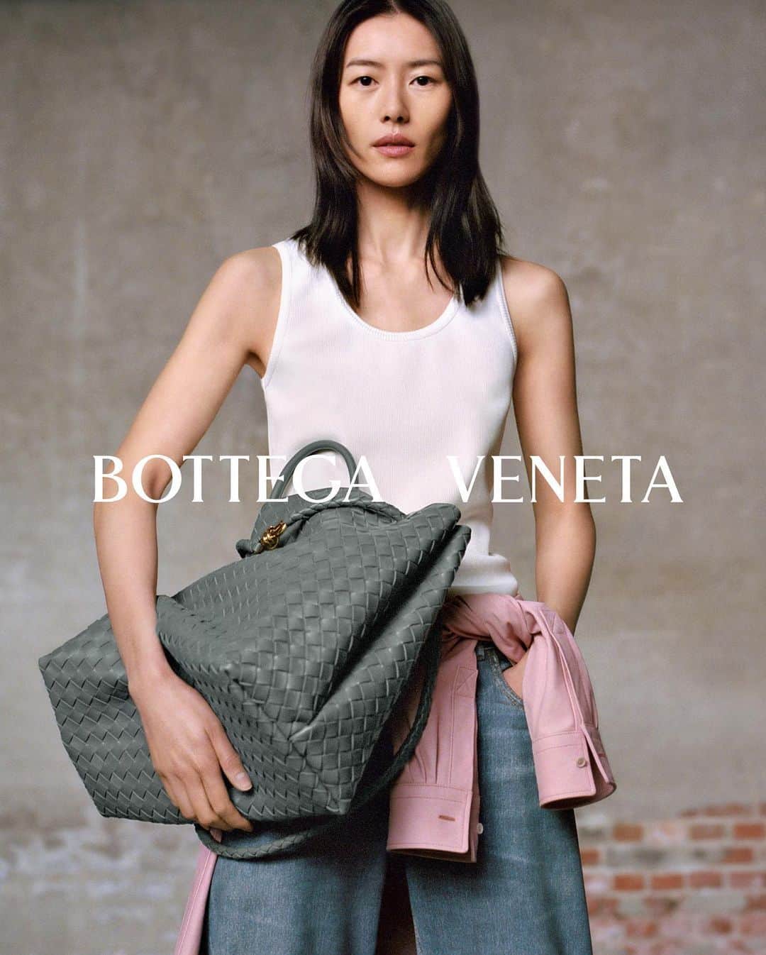リウ・ウェンさんのインスタグラム写真 - (リウ・ウェンInstagram)「#BOTTEGAVENETA Winter 23 by @matthieu_blazy 🩵   Photographers @louisethornfeldt @mariathornfeldt & @sander_m_sander Casting @bitton  Hair @duffy_duffy Makeup @hiromi_ueda」7月21日 22時59分 - liuwenlw
