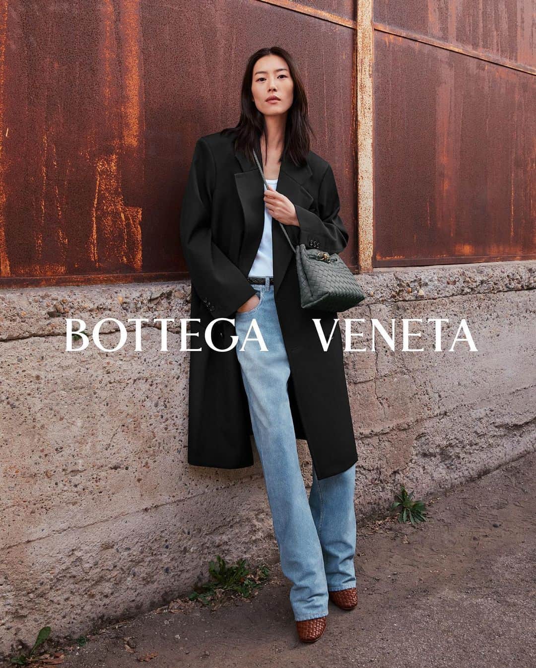 リウ・ウェンのインスタグラム：「#BOTTEGAVENETA Winter 23 by @matthieu_blazy 🩵   Photographers @louisethornfeldt @mariathornfeldt & @sander_m_sander Casting @bitton  Hair @duffy_duffy Makeup @hiromi_ueda」