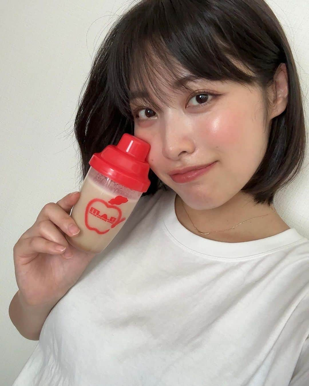 春原未来さんのインスタグラム写真 - (春原未来Instagram)「先月初めから16時間ダイエット(1日24時間のうち16時間断食)をやって無理なく減量できている春原ですが,良いサポート商品を見つけたので使ってるー🙆🏻‍♀️✨️  『16時間diet AYO』を飲むことによってオートファジーの促進やケトン体の増幅を実現させる！  普通のプロテインを飲むだけだと,タンパク質のみしか入ってないからエネルギー切れを起こしやすいんだって。不思議だよね😯💦他にも必要な栄養素を足すことによって効率良くファスティング＋体質改善ができるという！  味は沖縄県産の海塩ぬちまーすが入ってるから甘塩っぱい！真夏で大量の汗をかくこの時期に必要不可欠な感じがする！ 減量を頻繁にしてた元格闘家が開発した商品だから心強い！  シェイカーが小さいから便利😭✨️持ち運びしやすいから継続するの苦じゃないの！  PR @soga.mad #16時間ファスティング #16時間ダイエット #ダイエットサポート #栄養食 #栄養補助食品 #ケトジェニックダイエット #ケトジェニック女子 #オートファジーダイエット #断食ダイエット #簡単ダイエット #効果絶大 #ぬちまーす #mctオイル #春原未来」7月21日 22時59分 - sunohara_miki