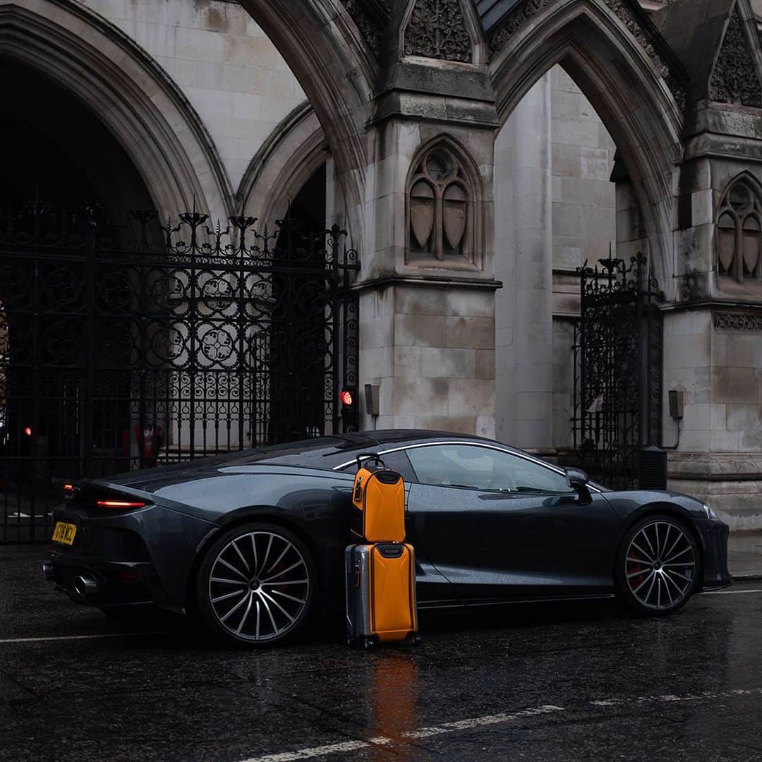 McLaren Automotiveのインスタグラム：「@tumitravel has joined forces with @highsnobiety to create a disruptive three-part content series dubbed The High Road to celebrate F1 and our TUMI | McLaren collection. As part of our ongoing collaboration, we’re traveling to three Grand Prix races across three continents this year. At each location, a different cultural tastemaker will get behind the wheel of a McLaren Artura or GT supercar to highlight the importance of the journey while on the way to the races in each respective city.  First stop: Britain. We’ve travelled through London, Oxford, and Silverstone to capture the beautiful British landscape with fashion photographer @melvinisrael . Suited in a McLaren GT supercar and equipped with the TUMI | McLaren 60th Anniversary collection, Israel documented his journey with a custom postcard book. Also captured and now available to shop at TUMI.com are the exclusive TUMI | McLaren Just in Case® Totes.」