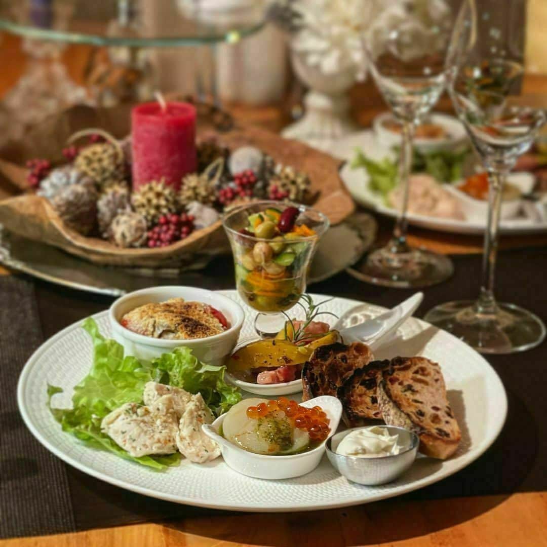 のインスタグラム：「【おうち飲みがもっと楽しくなる！みんなのおつまみ】  自分のペースでゆったり楽しめるおうち飲みは至福の時間♪  そんなおうち飲みをさらに盛り上げてくれるものといえば、おつまみですよね✨  そこで今回は、お酒と一緒に楽しみたい「みんなのおつまみ」をご紹介します😋  帆立のレア焼き（いくら添え）やオイルサーディンとプチトマトのパン粉焼きなどが美しく盛り付けられた「おつまみプレート」をはじめ、フルーツを使ったカプレーゼやカルパッチョなどをピックアップ。  おしゃれな見た目に気分が上がって、お酒も進んでしまいそうです🍷✨  ------------------  🍷おつまみプレート photo by @tococomint  🍷モッツァレラチーズとキウイと甘夏のカプレーゼ photo by @eemykitchen8  🍷文旦カルパッチョ photo by @harapeko_to_hakoiri  🍷ボロネーゼピザ photo by @aya1215.mikun1009  ------------------  ◆ #おうちごはんLover を付けて投稿するとおうちごはんの記事やこのアカウント、おうちごはん発信のトレンドリリースなどでご紹介させていただくことがございます。スタッフが毎日楽しくチェックしています♪  ［staff : コノ］ ------------------  #おうちごはんLover #おうちごはんラバー #ouchigohanlover #ouchigohan #いつものいただきますを楽しく #おうちごはん #おうちカフェ #デリスタグラマー #lin_stagrammer #foodporn #foodphoto #foodstyling #おうちバル #おうち飲み #家飲み #宅飲み #おつまみ #晩酌 #肴 #料理 #手料理 #家庭料理 #手作り料理 #おうち時間 #暮らしを楽しむ #おうち居酒屋 #居酒屋飯」