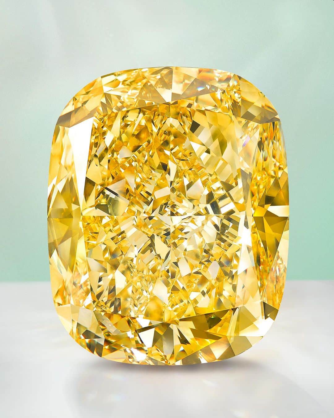 Graffさんのインスタグラム写真 - (GraffInstagram)「Marking the pages of diamond history, the Golden Empress – a 132.55 carat Fancy Intense Yellow cushion cut diamond – was cut and polished by Graff from a 299 carat opaque rough, uncovered in the Kingdom of Lesotho. The Golden Empress was accompanied by an entourage of satellite stones, bathed in golden light.  #GraffDiamonds」7月21日 23時02分 - graff