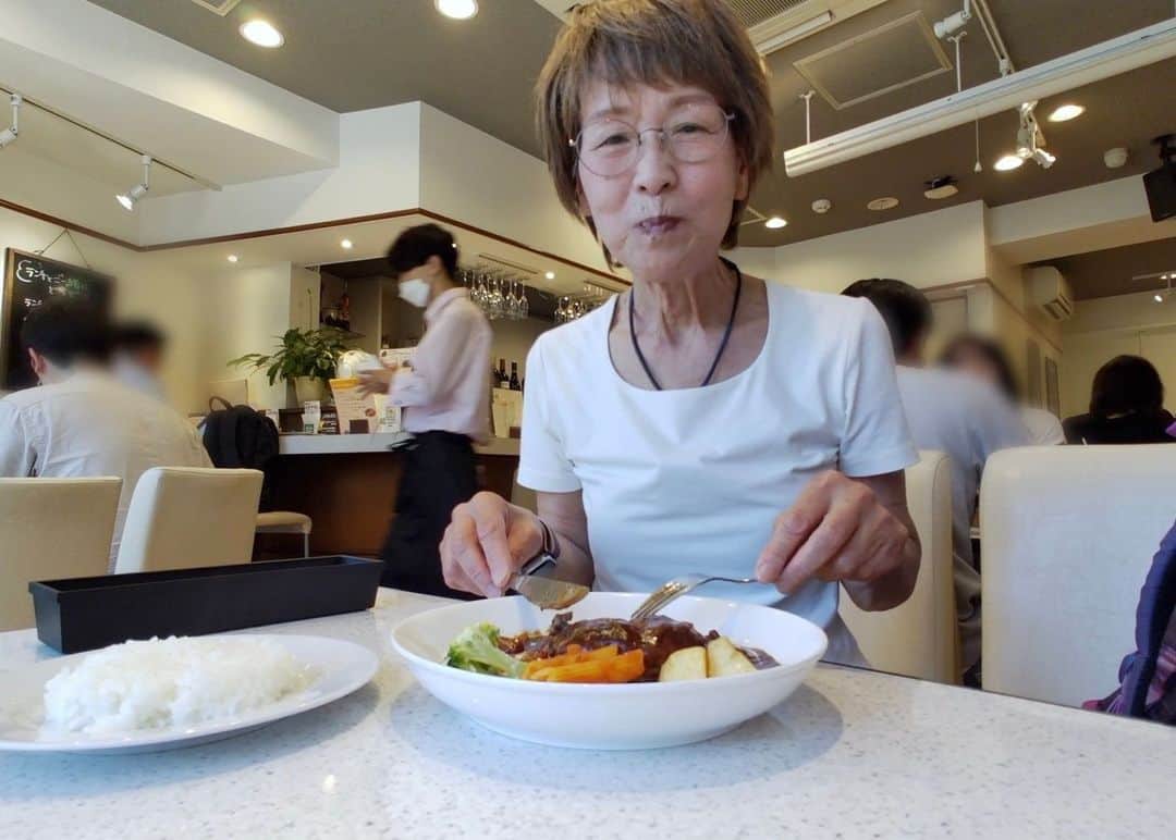 Cooking with Dogさんのインスタグラム写真 - (Cooking with DogInstagram)「Chef enjoys the 'Demiglace Beef Stew Simmered Hamburg' at Enomoto Hamburg Laboratory near Asukayama Park. The tender and melting texture of the meat was irresistibly delicious. 🍖😋 飛鳥山公園近くの榎本ハンバーグ研究所で「デミグラスビーフシチューの煮込みハンバーグ」いただきました。ほろっと解ける肉感がたまらなく美味しかったです👩‍🍳🩷 #hamburgsteak #ハンバーグ」7月21日 23時15分 - cookingwithdog