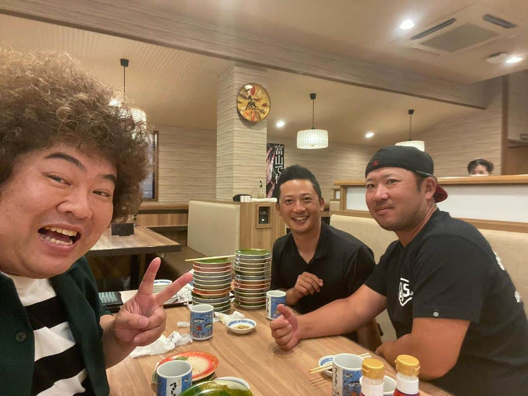 吉田サラダさんのインスタグラム写真 - (吉田サラダInstagram)「北陸オープンゴルフトーナメントで来ている東京からの友達の加藤将明プロと、後輩の森雄貴プロと、氷見のきときと寿司でご飯！予選突破したので明日は決勝ラウンドです！頑張ってもらいましょー！  #北陸オープンゴルフトーナメント #加藤将明プロ #森雄貴プロ #吉田サラダ #富山県」7月21日 23時14分 - monoiiyoshida