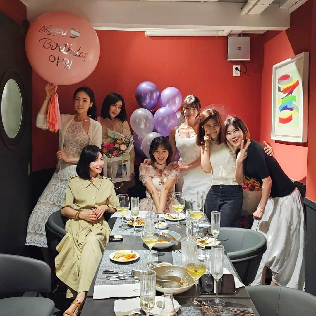 リュ・ジヘのインスタグラム：「🥳🎂 #아잉언니축하해용🥳」