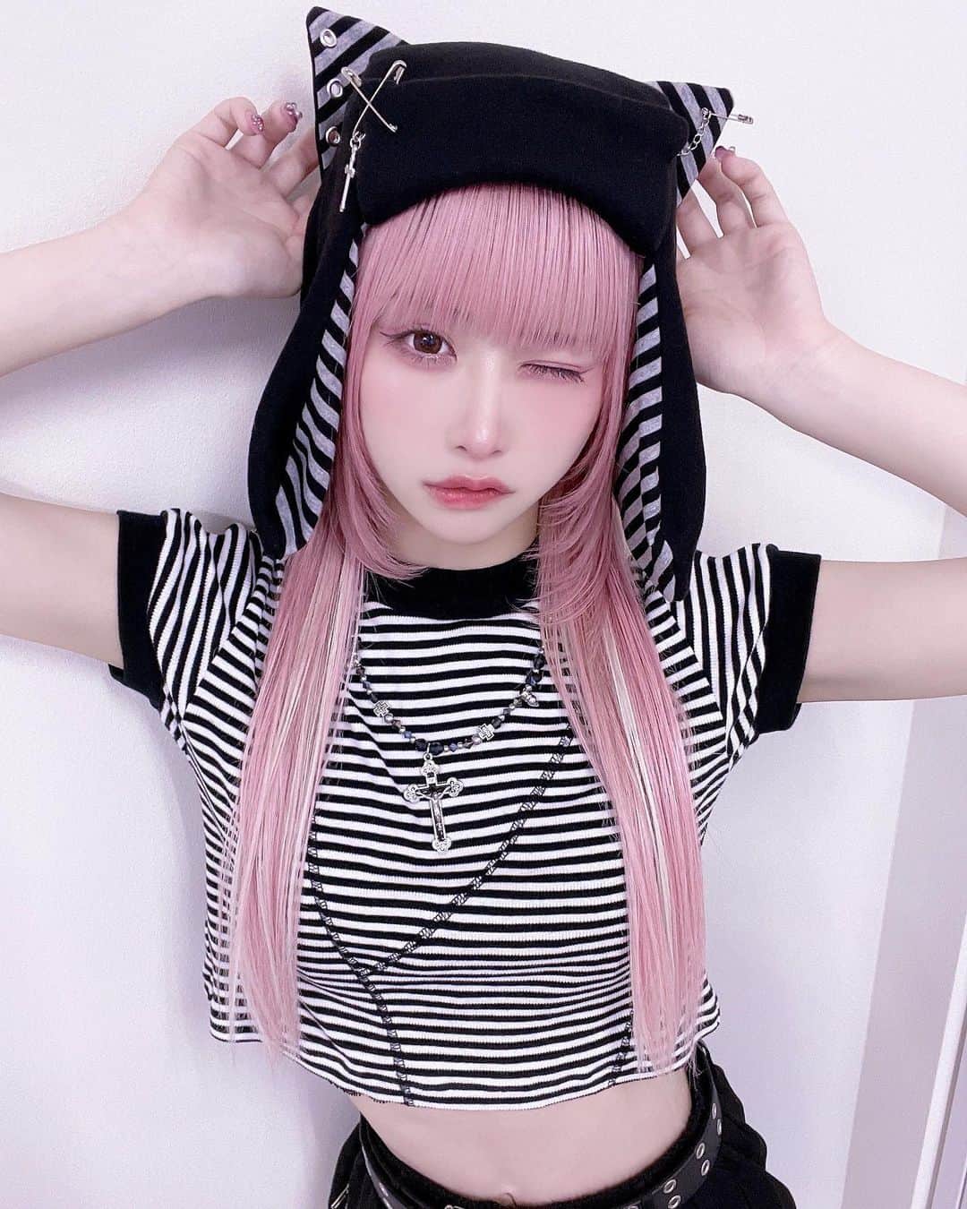 いちのインスタグラム：「しましまにゃんこ~  #idol #cosplay #cosplayer #cosplaygirl #japanesegirl #girl #selfie #instagood #hightone #maid #pinkhair #highlighthair #twins #twintail #fff #lfl #l4l #ハイライトカラー #アイドル #派手髪」
