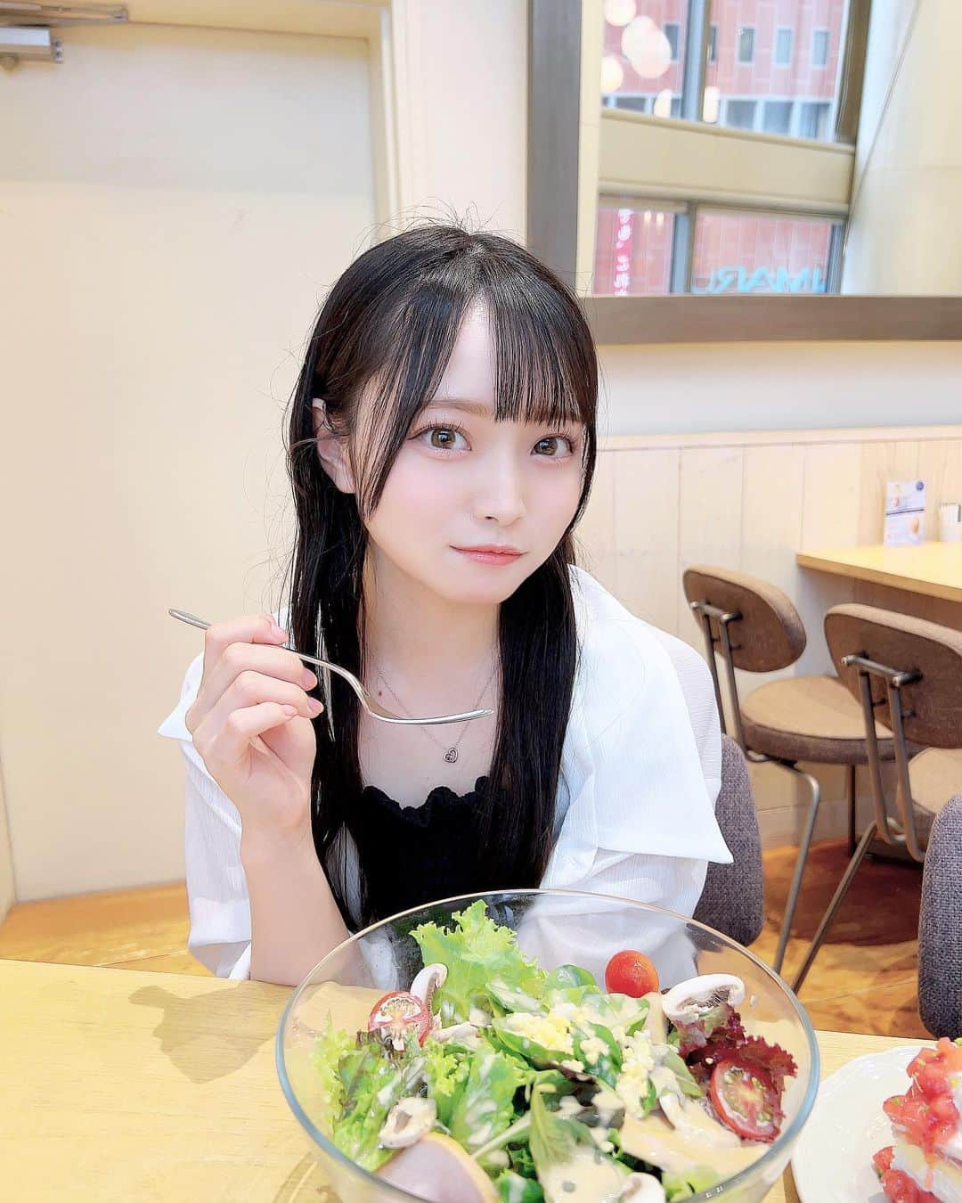 竹本くるみのインスタグラム：「想像以上に大きなサラダがきて驚いてます🥗」