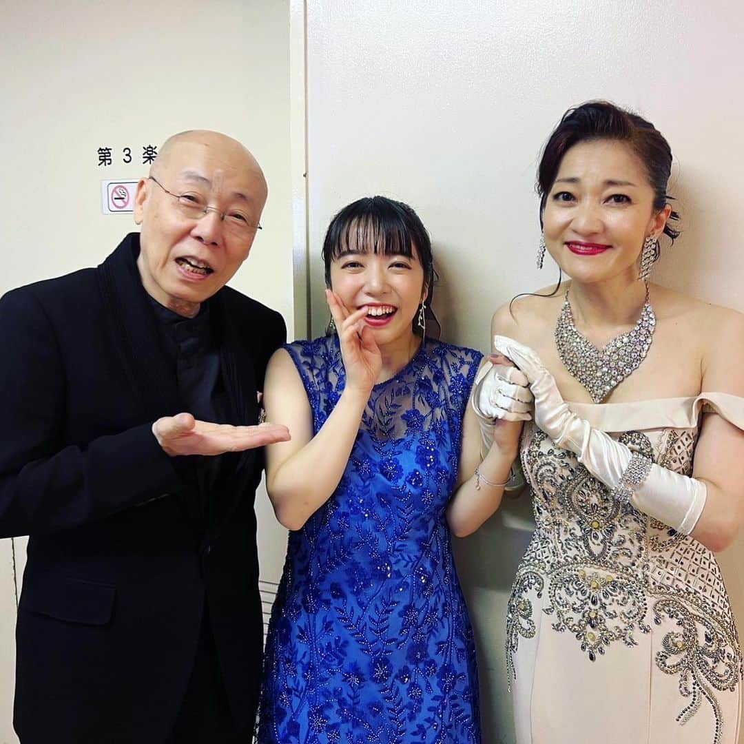 上白石萌音のインスタグラム：「島田歌穂さんのコンサートにお邪魔いたしました。もう本当に素敵だった、、歌穂さんへの憧れと学びを深めまくりました。島健さんのアレンジも神様でした。ありがとうございました！」