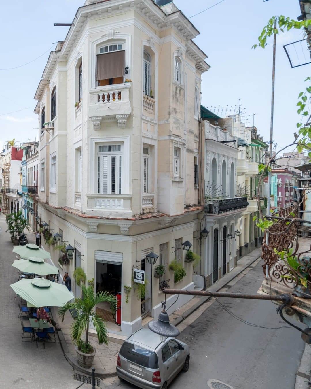 Airbnbさんのインスタグラム写真 - (AirbnbInstagram)「Sip coffee from your balcony overlooking the famous "Five Corners" of Old Havana.」7月21日 23時20分 - airbnb