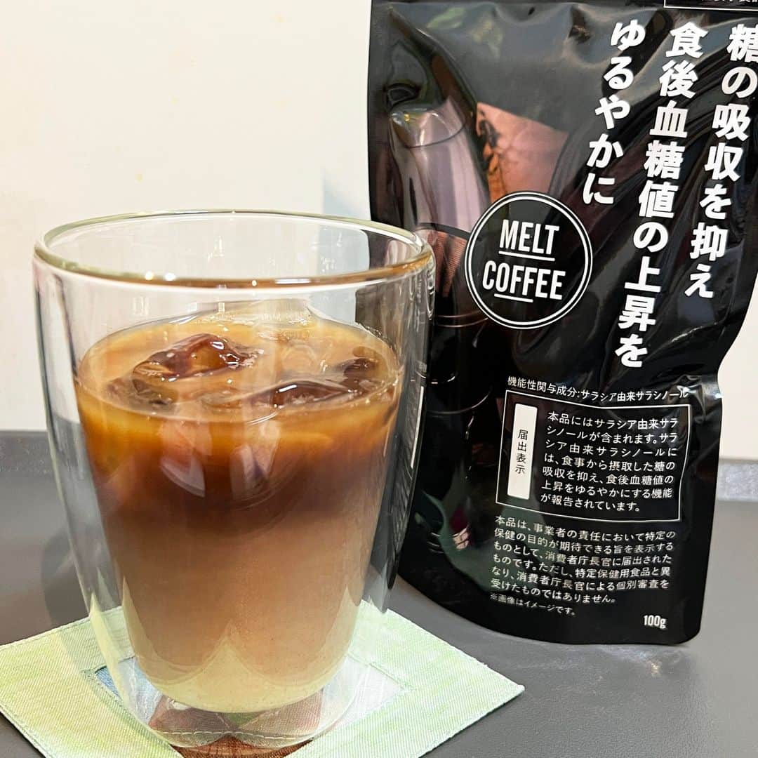 紫苑みやびさんのインスタグラム写真 - (紫苑みやびInstagram)「いつものコーヒーを「MELT COFFEE」に替えれば・・・ 食事から摂取する ”糖の吸収” を抑えることができるんだって。  ✅コーヒーなのに機能性食品。 ✅食物繊維・乳酸菌・ビタミン・グァバ葉エキス・チャコール & MCT配合。  ※古代から血糖値を下げることで利用されてきたグァバがサラシノールと共に血糖値のコントロールをサポート! ※最近流行のダイエット成分であるチャコール(炭)とMCT (中鎖脂肪酸)配合です。 ※ダイエットサポート成分は7種類入ってます。  お湯にも水にも溶けるので、夏でも冬でも飲みたい時にささっと作れるの。食事の前後に飲むと良いそうよ。 味も普通にインスタントコーヒーそのもの。 私は牛乳を入れてアイスカフェオレにして飲んでます。  便利な軽量スプーン付きで1日1杯飲んだとして約30日分です。  Amazonで購入できますよ～♪  #メルトコーヒー　#MELTCOFFEE　#PR　#コーヒー　#珈琲　#ダイエット　#サプリメント珈琲」7月21日 23時21分 - shion_miyabi