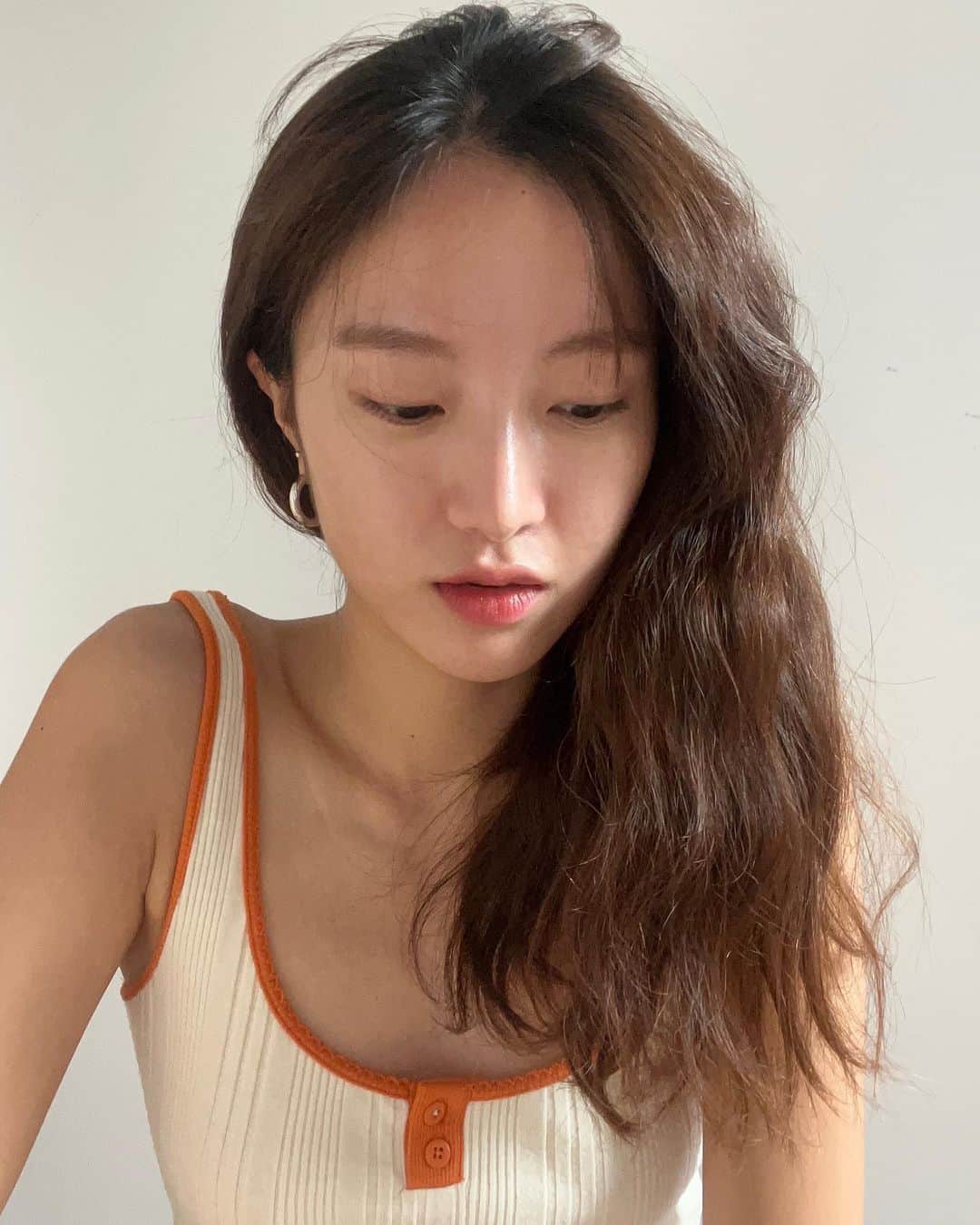 イ・ハウンのインスタグラム：「아까 심심했을 때 이러고 놀았어🦊🍊」