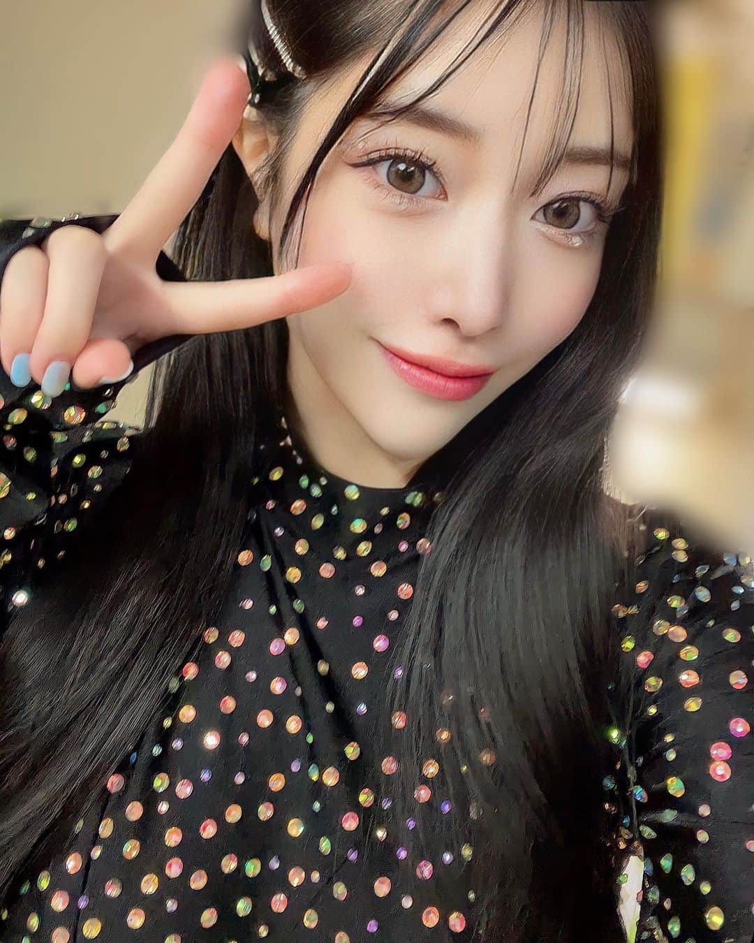七瀬かれんのインスタグラム：「新宿ニューアートデビュー初日 ありがとうございました💃✨ こんなに緊張した事はないってくらい緊張して 足が震えたり1回目公演の1曲目は なんと記憶がありません🥹💧 温かい拍手やリボンやポラタイムの時に 優しい言葉をかけて下さったみなさんのお陰で 初日を乗り切ることが出来ました🫶🏻 中には『色んな人のデビューを見てきたけどこんなに堂々と踊ってる方は初めてです』と 言って下さった方もいて嬉しかったです😭 皆様に感謝です😭🤍 そしてチップもたくさんありがとうございました💌💋 あと残り9日どんどん進化します🦖☆  そして何よりもすぐ傍でサポートして下さった 優しいお姐さん達、劇場のスタッフの方々のお陰で 初日を乗り切ることが出来ました🙇‍♀️ ありがとうございます✨ 1日でも早く1人前になれるように お姐さん達からたくさん吸収したい💭 残り9日、応援よろしくお願い致します💫  #写真はイメージです」