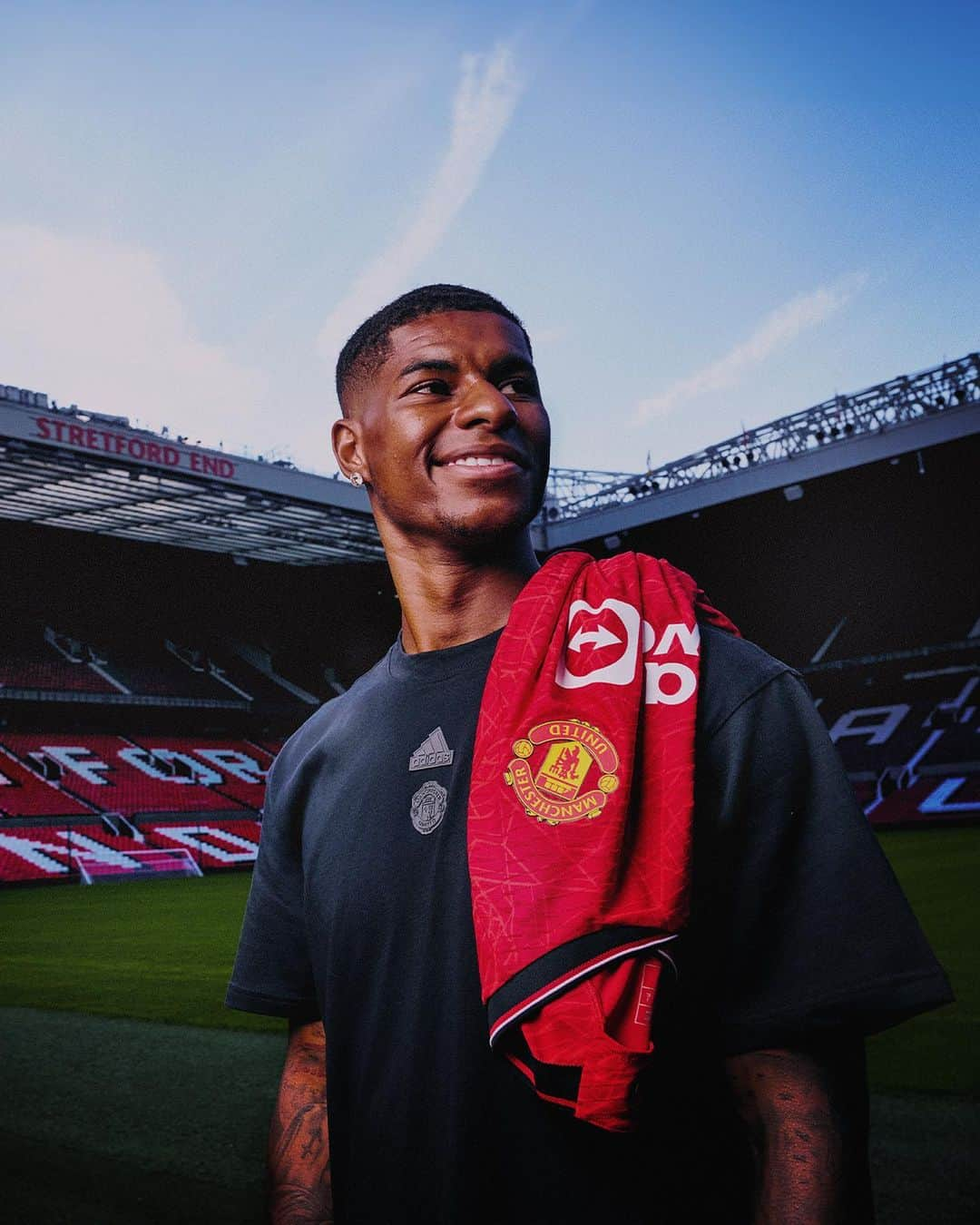 マーカス・ラッシュフォードさんのインスタグラム写真 - (マーカス・ラッシュフォードInstagram)「Celebrating five more years of Marcus Rashford as a Red with a signed MR10 shirt! 🔴🤏  To enter: — Follow @WeAreUnited & @MarcusRashford  — Like this post — Tag a mate below  A winner will be chosen on Friday 28 July — good luck 💫  #MUFC #ManUtd #WeAreUnited #Rashford #Giveaway」7月21日 23時27分 - marcusrashford