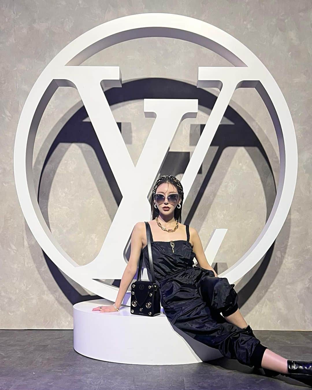 明日花キララのインスタグラム：「@louisvuitton 2023FWコレクション 今回はジャンプスーツスタイルで参加！ ヘアまでVUITTONのジュエリーレベルでギラギラです🔥 会場でもたくさん褒められて嬉しかったです😎 @memi_arrange_ めみさん @kaori__f 素敵なメイクありがとうございました🤍」