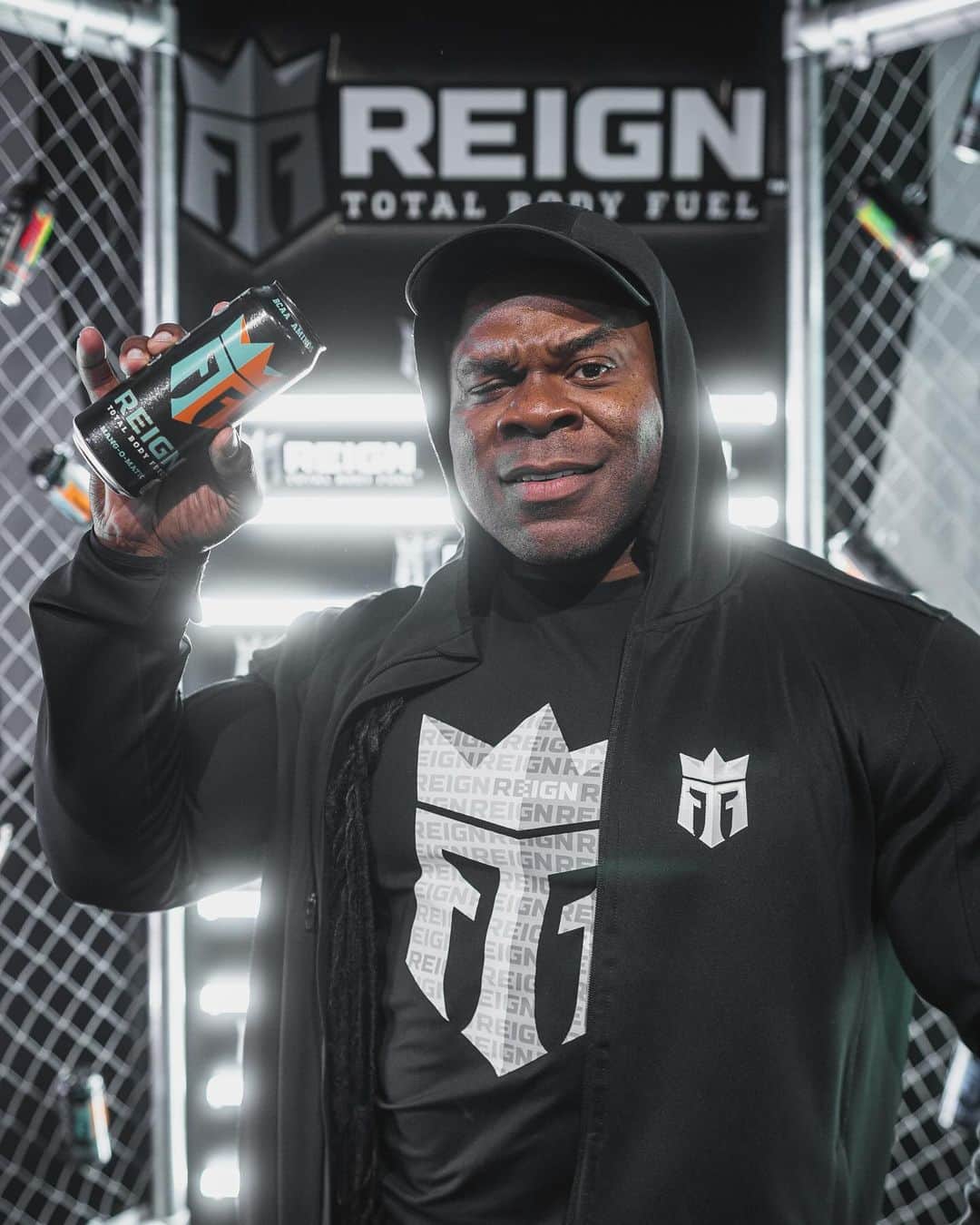 カイ・グリーンのインスタグラム：「Any one else craving one of these 🥭?! Drop your favorite @reignbodyfuel flavor below👇🏾  #KaiGreene #ReignBodyFuel #ThoughtsBecomeThings」