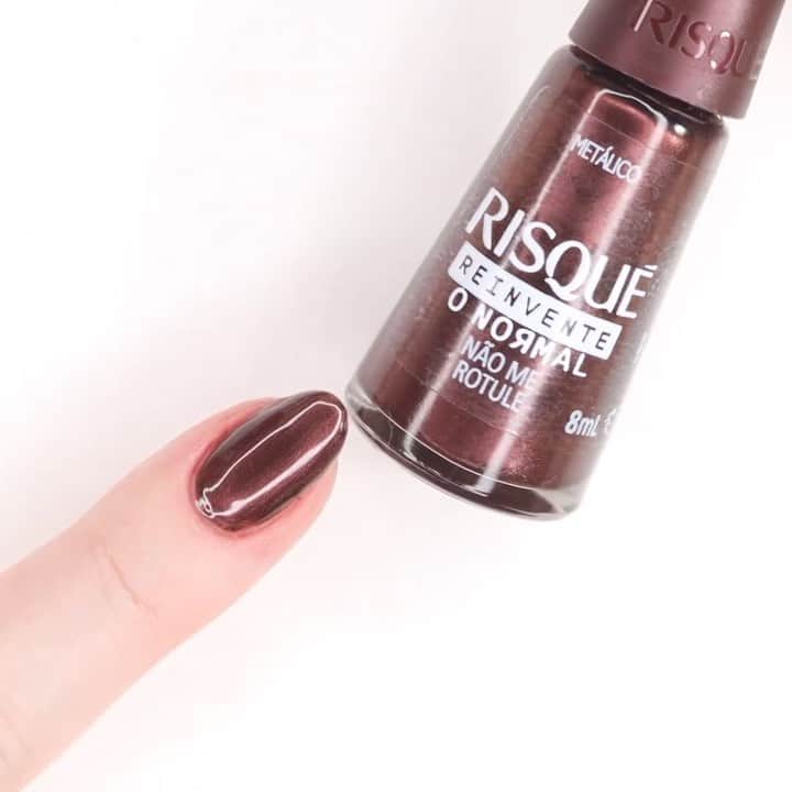 Risqueのインスタグラム：「Esmalte é coisa de menina. Esporte é coisa de menino. Sai dessa! Não existe um jeito certo de ser ou de se expressar. Rejeite todos os rótulos e pinte a sua história com o vidrinho Não Me Rotule de #RisquéReinventeONormal.  📷 @unhabonita  #EsmaltesRisqué #RisquéOficial #RisquéReinventeONormal」