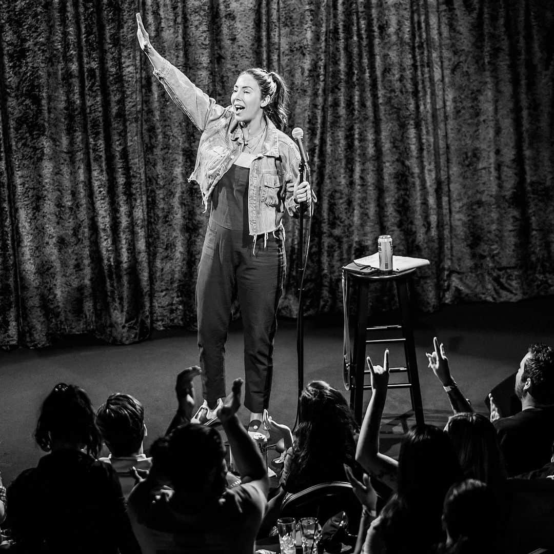 ウィットニー・カミングスのインスタグラム：「Amazing shows at Austin @comedymothership. Only a couple more tour dates this year before a vampire rips through my body so get tickets before my boobs are too sore to yuk」
