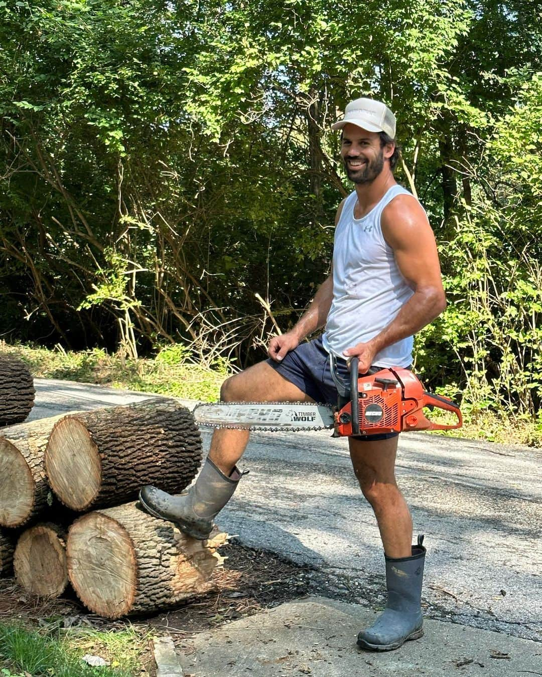 エリック・デッカーのインスタグラム：「Me and my wood. Just call me Paul Bunyan」