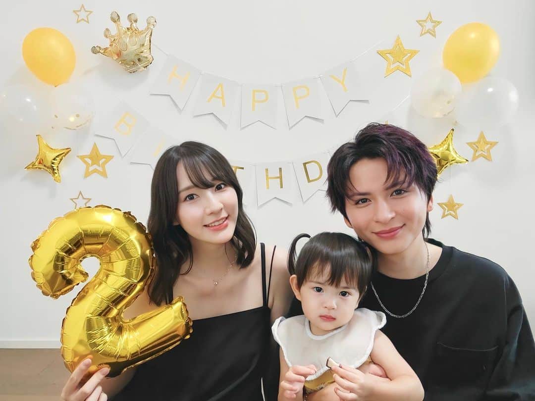 永棟安美のインスタグラム：「こんなにも愛おしく尊い一日があるのでしょうか🥹 ⁡ ひなたちゃん２歳のお誕生日おめでとう🎉🎂🎈大きくなったね👧❣️ ⁡ 今日パパはお仕事で、ひなたちゃんはスクールで7月生まれのお誕生会があったので休まずに出席！保護者は参加する事ができたので見に行ってきました🥰初めてスクールでのひなたちゃんを見れた私👀💭グッとくるものがあって終始うるうるしてしまいました💦しかめっ面になっていて不安な気持ちにさせてしまっていたらごめんね😂泣いてた親は私だけでした😅恥ずかしい､､人に注目されるのが苦手だけど緊張しながらも頑張っていました👏☺️✨✨ ⁡ どんどんお話しが上手になり、お歌も上手で、可愛い物が大好きで、お人形のお世話をするのがブーム🧸🎶アンパンマンとうさちゃんとバズくまさんと、たまごちゃん、そしてはらぺこあおむしが大好きな最近です🐛🍎 ⁡ まだまだ3人で写真を撮るのは難しい👨‍👩‍👧なかなかカメラを見てくれませんでした🤣💭 ⁡ ひなたちゃん２歳になりました👧❤️ 2023.07.21 ⁡ #2歳 #2歳誕生日 #2歳女の子 #女の子ママ」