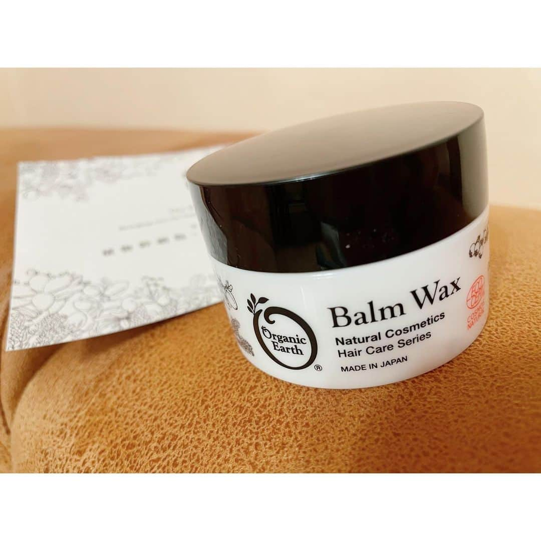 甲斐はるかのインスタグラム：「@organicearthjpさんの Balm Wax🪽  マカデミアナッツバター ウチワサボテン種子油 アルガンオイル ザクロ種子油などの organic &natural由来の保湿原料素材を 巧みに応用されたバームワックス✨  ヘアスタイルの他にも スキン、リップ、ネイルなどの マルチケアが可能🪽✨  私はまとめ髪の時によく使ってます✌️ naturalないい香りでお気に入りです🧡  PR @organicearthjp #エコサート認証 #植物幹細胞 #オーガニック化粧品 #ヘアケア #バームワックス #ドラッグストアショー #オーガニックアース」