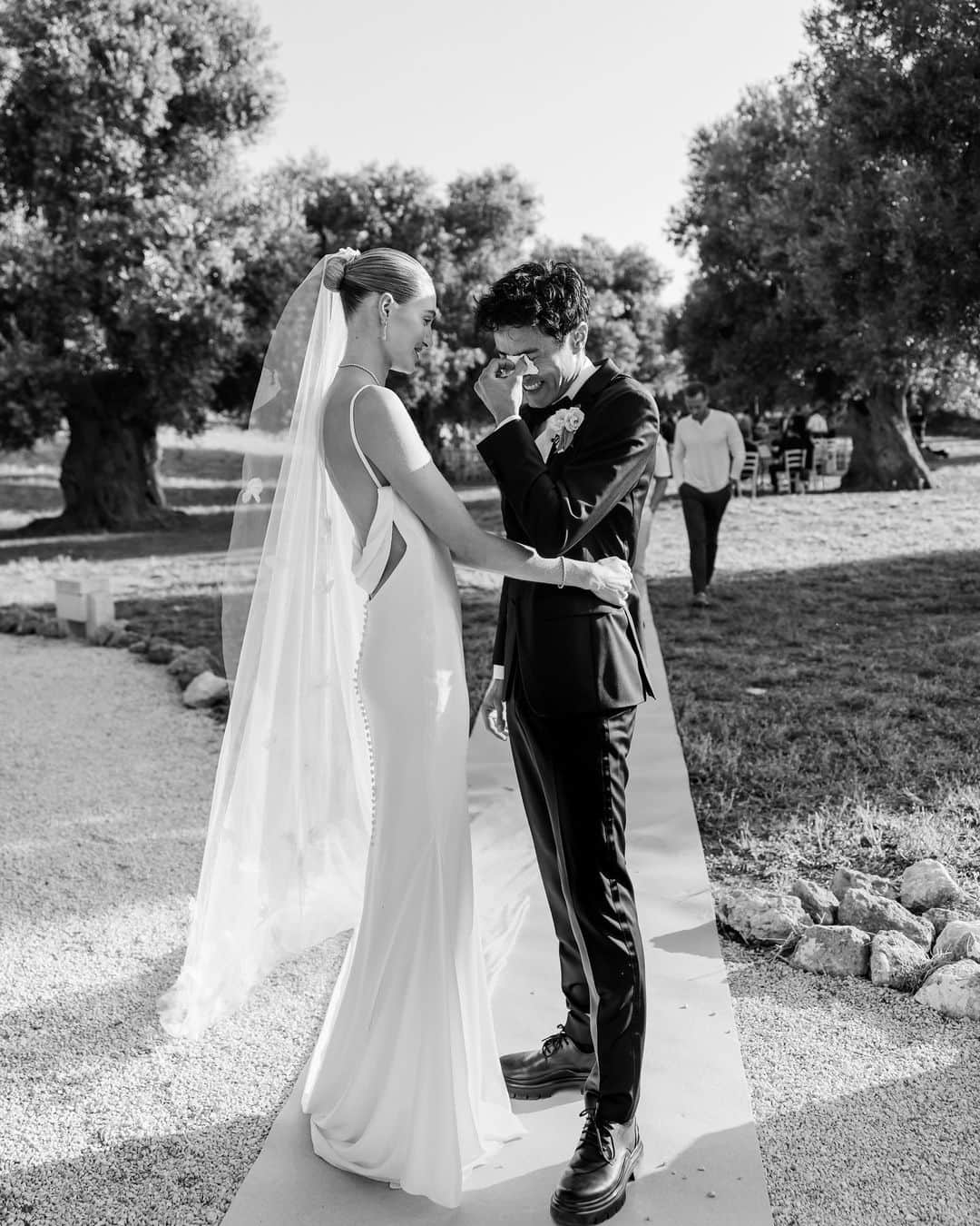 サンヌ・ヴロートのインスタグラム：「I’m Not Crying, You’re Crying!! Our official wedding video is live on YT, link in stories 🥺」