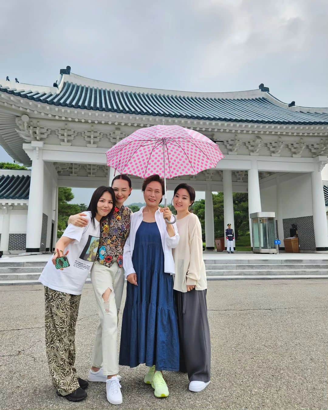のインスタグラム：「오랜만에 한 무대에 선 오정해와  알리 그리고 디자이너 김혜순선생님☂️ 리허설 중 셋이 찍고있는데 갑자기 어디선가 쪼르르 나타난 알리 지금 왔구나~😃」
