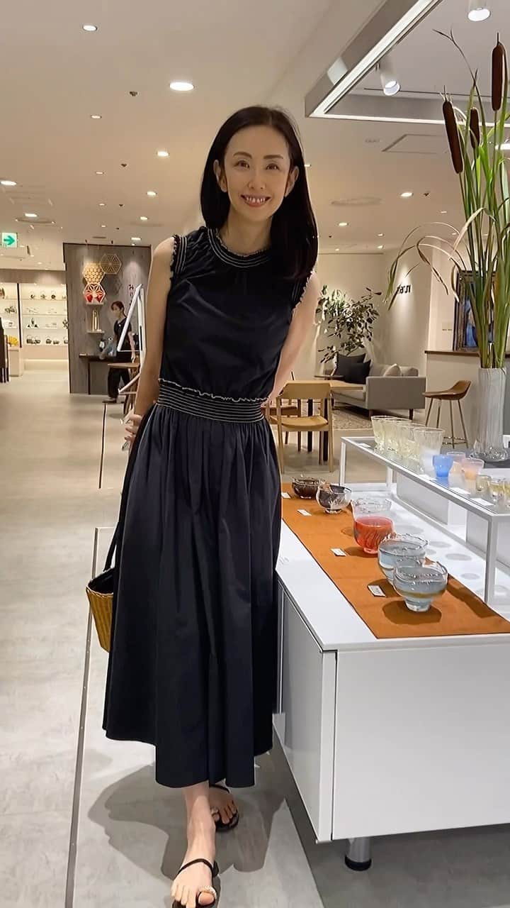 田村翔子のインスタグラム：「本阿弥匠さんの個展を観に松屋銀座に行ってきました😊 涼しげで美しいガラスの器やグラスなどがいっぱい✨  その後、久しぶりに会う友人達とタイ料理を食べに行き、楽しいひと時でした😊  #本阿弥匠ガラス展 #松屋銀座 #lifestyle#田村翔子」