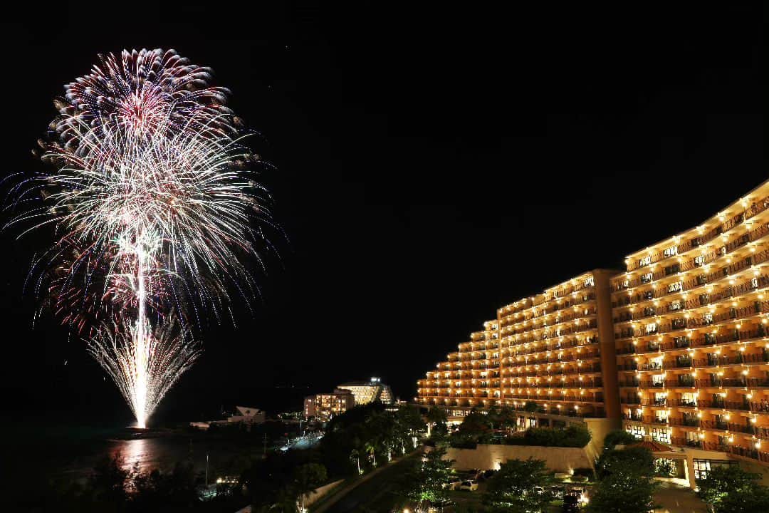 Kafuu Resortのインスタグラム：「７～８月の夏休み期間中、ホテル前にて打上げ花火を開催いたします。 お部屋のバルコニーはもちろん、ご宿泊者限定・Free-FlowのカクテルBarをご用意したプールサイドから夜空を彩る花火をお愉しみいただけます。  沖縄で過ごす旅の夜のひとときをぜひご満喫ください。  - 目の前に上がる打上げ花火 - 【Kafuu Special Summer Night 2023】  日程：7月22日(土)、25日(火)、27日(木)、29日(土)、8月1日(火)、3日(木)、5日(土)、8日(火)、10日(木)、12日(土)、15日(火)、17日(木)、19日(土) 時間：花火打上げ 夜21:00～ 【注意事項】※荒天時は実施されない場合がございます。あらかじめご了承くださいますよう何卒よろしくお願い申し上げます。  - ご宿泊のお客様限定・無料 - 【POOL SIDE FREE BAR(プールサイドフリーバー)】  日程：2023年９月30日(土)まで 場所：ホテル棟２F Deli & Café前、アネックス棟12F プールサイド 時間：～９月30日(土)　14:00～21:30  -２つのプールサイドでそれぞれお愉しみいただけるドリンクのご紹介-  ▶青い海とプールがつながる最上階で。 場所：アネックス棟12F プールサイド ラムをベースにミントやソーダを加えた、モヒート風カクテルなど爽やかなカクテルをお愉しみいただけるBAR。  ▶日本一のサンセットタイムを愉しむ。 場所：ホテル棟２F Deli & Café前 ピーチリキュールをベースにシロップやマンゴージュースを加え、フォトジェニックなサンセットカラーのカクテルをお愉しみいただけるBAR。  ＊＊お子様やお酒の苦手な方もお愉しみいただけるよう、ノンアルコールドリンクもご用意しております。  #カフーリゾートフチャクコンドホテル #カフーリゾート #沖縄リゾートホテル #沖縄花火 #沖縄リゾート #沖縄旅行 #沖縄旅行計画 #沖縄ホテル #沖縄レストラン #恩納村ビーチ #沖縄ラグジュアリーリゾート #ラグジュアリーリゾート #カトープレジャーグループ #kafuuresortfuchakucondohotel #kafuuresort #okinawarestaurant #okinawabar #okinawa #okinawahotel #visitjapan #kato_pleasure_group」
