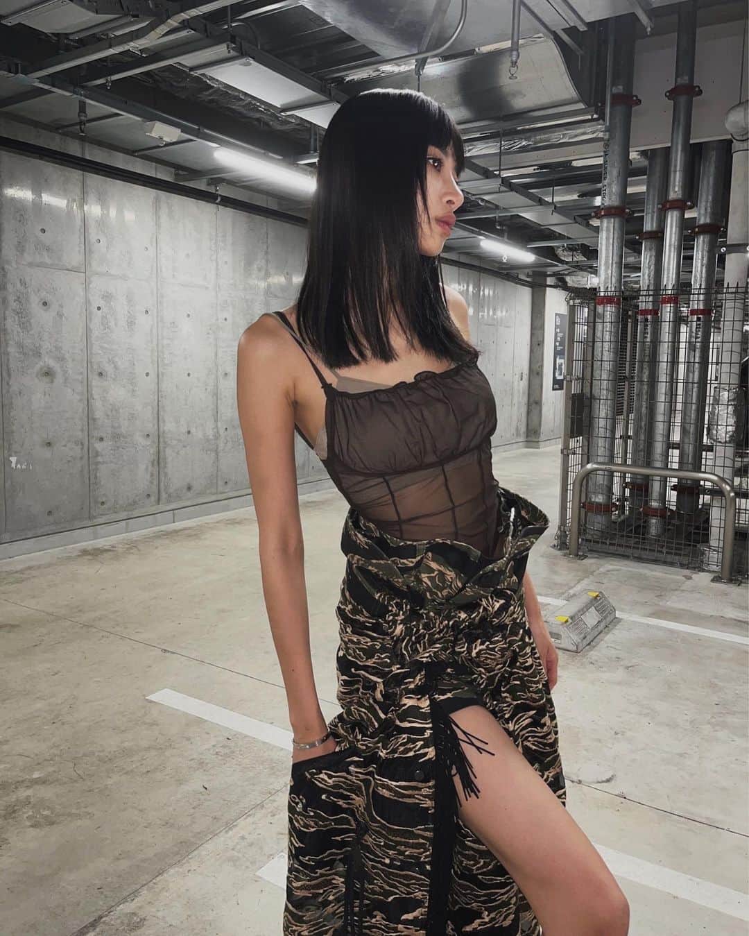 Juriのインスタグラム：「今日はコスメのイベントに行って、💄事務所にたくさん人来てバタバタしてたのしい1日でした🤍  tops @_juemi_ (29日発売) skirt @sacaiofficial   #juemi #sacai #今日の服」