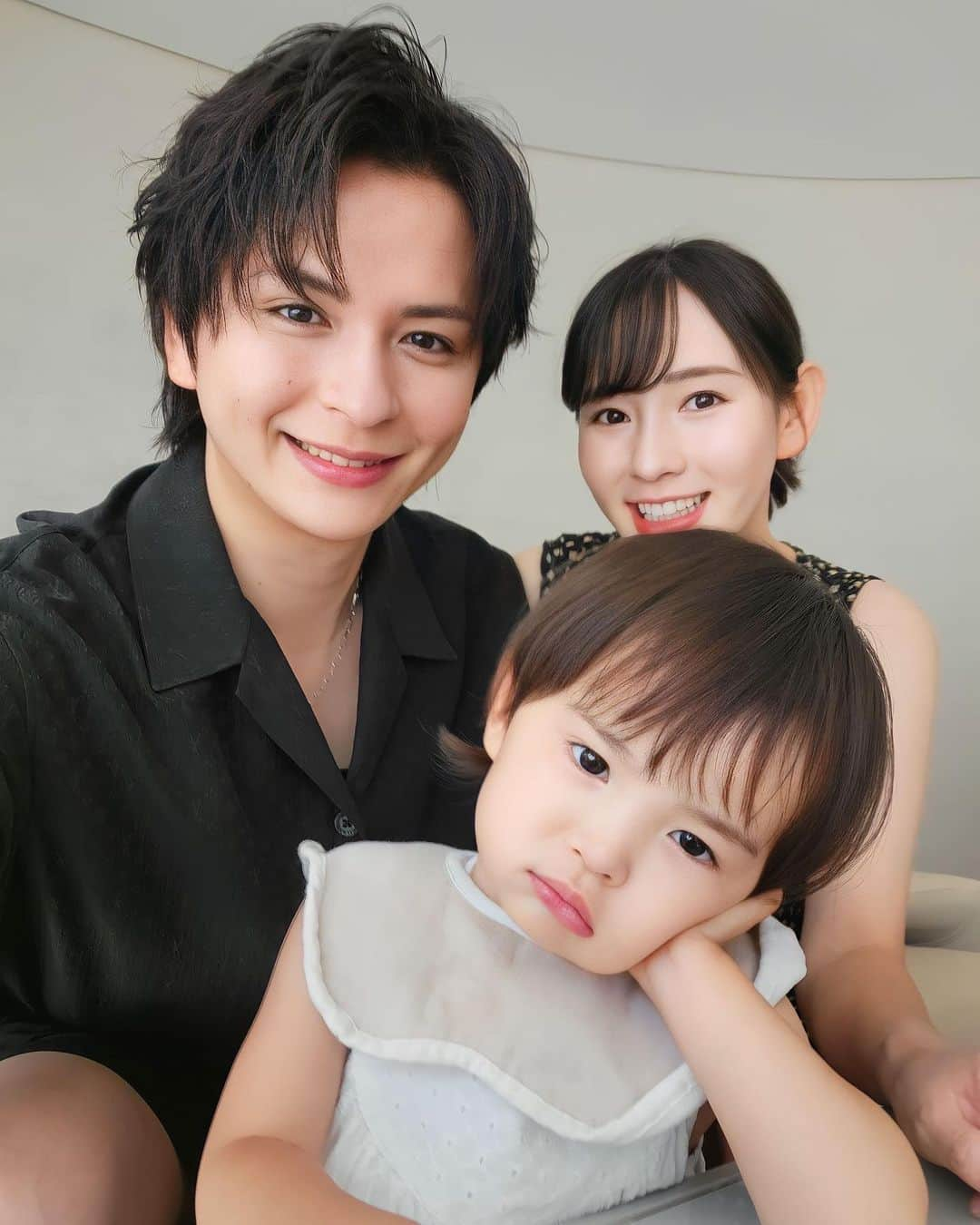 三科光平のインスタグラム：「本日、娘の美葵が２歳になりました🥰そしてママも２歳✨うちは不妊治療の末にやっと授かれた奇跡の子だから余計にかもしれないけど、娘の成長をこうやって妻と２人で味わえる生活が幸せで、それがより強く思える大切な日が誕生日✨ ⁡ 娘がお腹の中にいる間ももちろん大変だったと思うけど、治療をしている期間も考えたら本当に長い間妻には苦労も辛い思いも味合わせてしまったから、感謝を忘れずにこれからも全力で恩返ししていきたいなと思います。 ⁡ 美葵、生まれてきてくれてありがとう。 安美、美葵を産んでくれてありがとう。 ⁡ あ、まだ言ってないですが嬉しい報告があります🤭 また近々。 ⁡ #2歳 #誕生日 #7月21日 #娘」