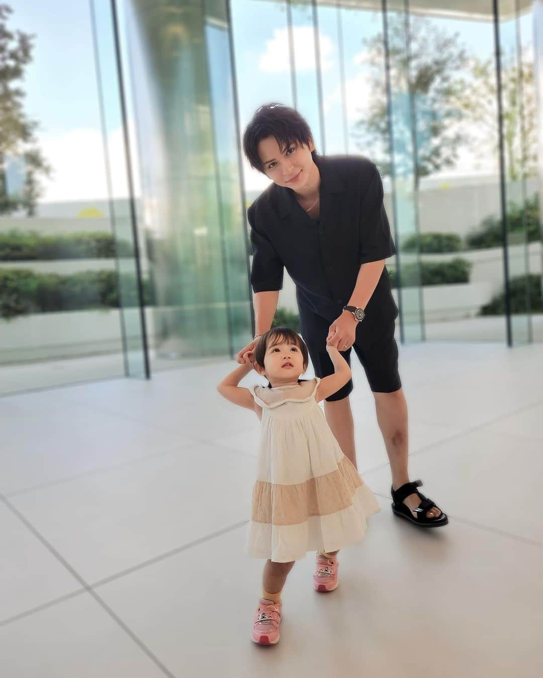 三科光平さんのインスタグラム写真 - (三科光平Instagram)「本日、娘の美葵が２歳になりました🥰そしてママも２歳✨うちは不妊治療の末にやっと授かれた奇跡の子だから余計にかもしれないけど、娘の成長をこうやって妻と２人で味わえる生活が幸せで、それがより強く思える大切な日が誕生日✨ ⁡ 娘がお腹の中にいる間ももちろん大変だったと思うけど、治療をしている期間も考えたら本当に長い間妻には苦労も辛い思いも味合わせてしまったから、感謝を忘れずにこれからも全力で恩返ししていきたいなと思います。 ⁡ 美葵、生まれてきてくれてありがとう。 安美、美葵を産んでくれてありがとう。 ⁡ あ、まだ言ってないですが嬉しい報告があります🤭 また近々。 ⁡ #2歳 #誕生日 #7月21日 #娘」7月21日 23時46分 - kohei_mishina