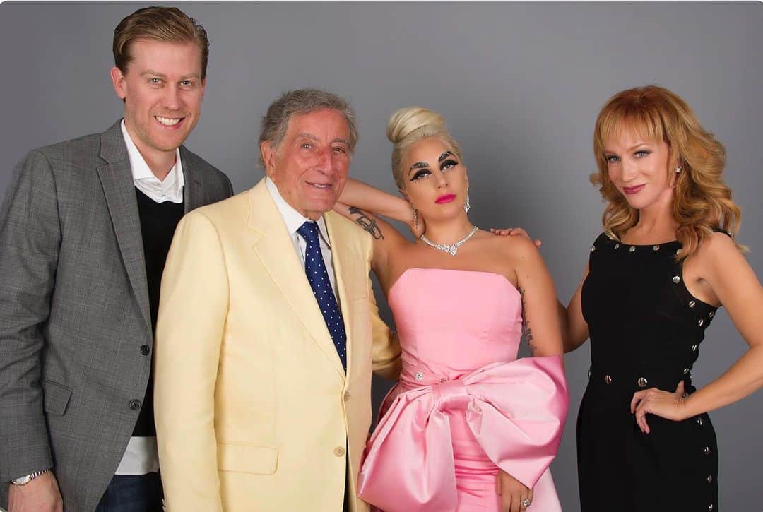 キャシー・グリフィンのインスタグラム：「Tony Bennett and his wife were open about his battle with dementia/Alzheimer’s. The way Gaga took care of him throughout this concert was as touching as it was effortless.  He never missed a beat or a note. RIP」