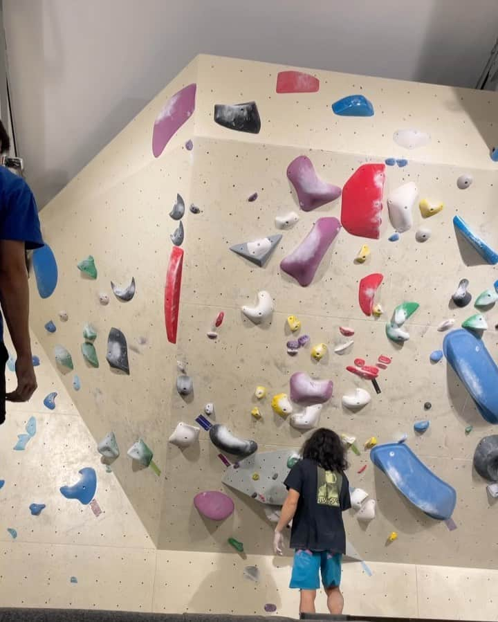 ハキム・カスバンのインスタグラム：「Reminder to self from the last climbing post - not sending ≠ not productive.⁣⁣ ⁣⁣ Been over a week since I last touched this little project. Finally done all the moves, doing it in two parts feels like an achievement especially since I didn’t really have trying this on my mind today.⁣⁣ ⁣⁣ Don’t know if I’ll have enough time for the send before it gets taken down but I’ve loved working on this one thus far. Couldn’t even start on the first session.⁣⁣ ⁣⁣ On another note, I don’t know how I used to climb, and even compete, fasted. Feeling so much better these days when I have some quick calories and @tailwindnutritionsg is my go to - complete energy + electrolytes + hydration.⁣⁣ ⁣⁣ Thanks @_justforsho for the vids!⁣⁣ ⁣⁣ @boruda.sg⁣⁣ @heavy.japan⁣⁣⁣⁣ @reddotrunningco⁣⁣ ⁣⁣ #climbing #bouldering #heavyjapan #borudasg #teamrdrc #rdrcsg #gotailwindsg #allyouneedallday ⁣⁣」