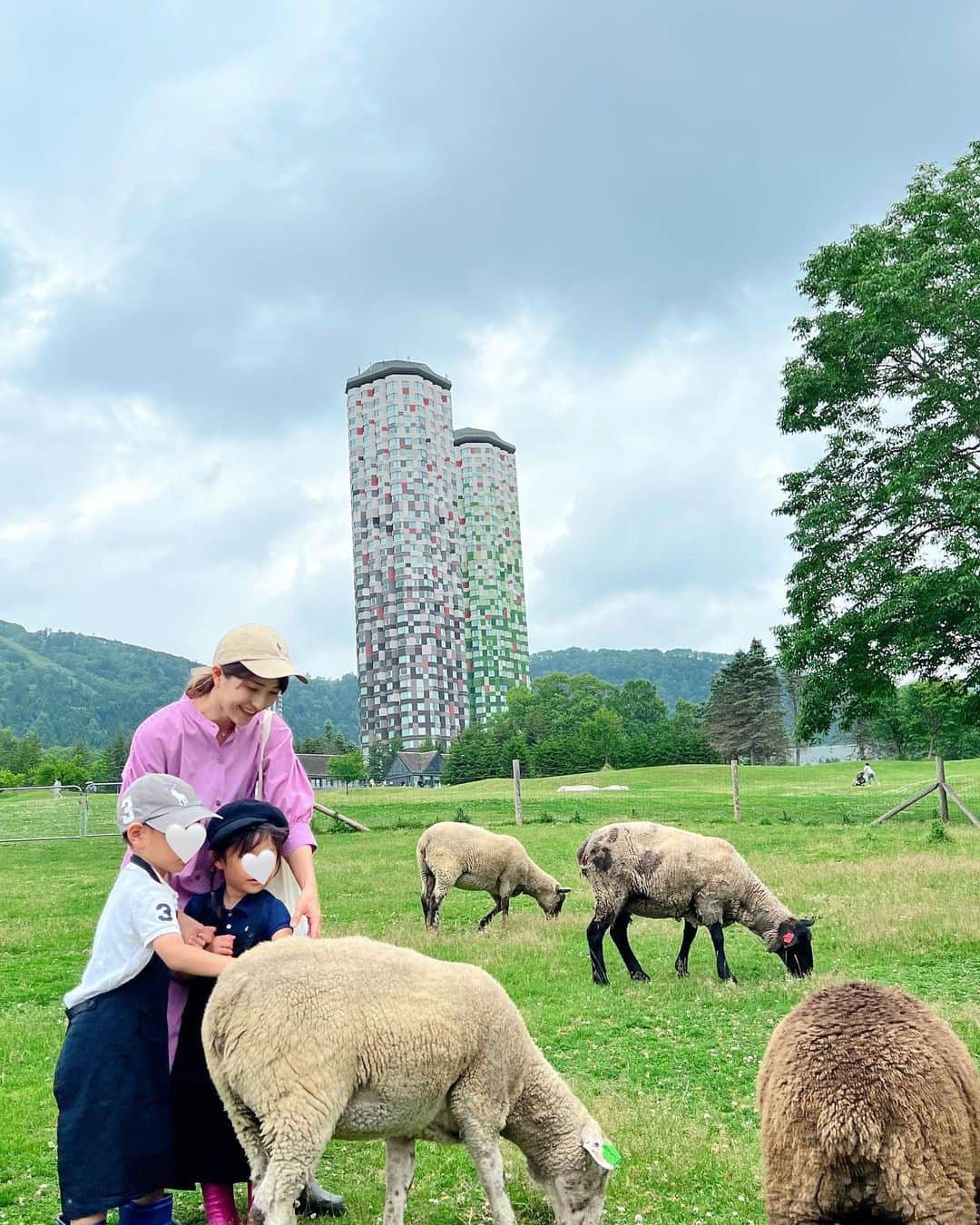 Remiさんのインスタグラム写真 - (RemiInstagram)「fun feeding the animals at the farm🐑🐐🌳 まるでニュージーランドの牧場の光景…✨ 北海道トマムで動物に囲まれる🫶🏽 トマムファームでは動物たちと沢山触れ合えたのが良い体験に。 やぎや羊に餌やりをして、初めてタッチも🙌🏼  トマムの三世代滞在、最高でした！  —————— 📍北海道トマム /Tomamu, Hokkaido 🐄 #星野リゾートトマム #リゾナーレトマム  @hoshinoresorts.tomamu @hoshinoresorts.risonare  🗓2023/7 ——————  #牧場 #北海道 #トマム #星野リゾートトマム #ファーム #星野リゾート #リゾナーレトマム #子連れ北海道 #子連れ旅行 #子連れホテル #HoshinoresortsTomamu #hoshinoresorts #hokkaido #tomamu #visitjapan #lovetabi #lovetabimama」7月21日 23時54分 - remi_912