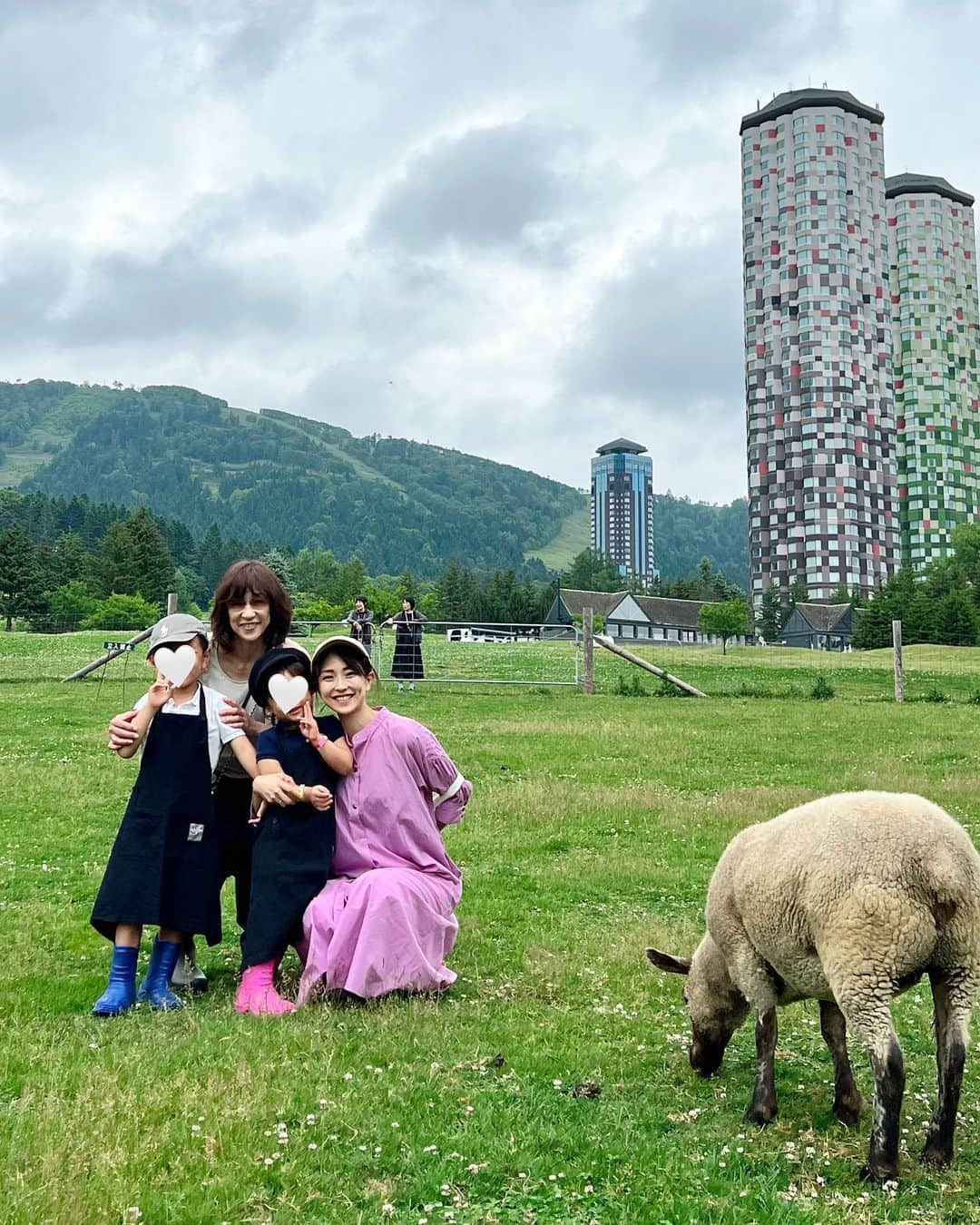 Remiさんのインスタグラム写真 - (RemiInstagram)「fun feeding the animals at the farm🐑🐐🌳 まるでニュージーランドの牧場の光景…✨ 北海道トマムで動物に囲まれる🫶🏽 トマムファームでは動物たちと沢山触れ合えたのが良い体験に。 やぎや羊に餌やりをして、初めてタッチも🙌🏼  トマムの三世代滞在、最高でした！  —————— 📍北海道トマム /Tomamu, Hokkaido 🐄 #星野リゾートトマム #リゾナーレトマム  @hoshinoresorts.tomamu @hoshinoresorts.risonare  🗓2023/7 ——————  #牧場 #北海道 #トマム #星野リゾートトマム #ファーム #星野リゾート #リゾナーレトマム #子連れ北海道 #子連れ旅行 #子連れホテル #HoshinoresortsTomamu #hoshinoresorts #hokkaido #tomamu #visitjapan #lovetabi #lovetabimama」7月21日 23時54分 - remi_912