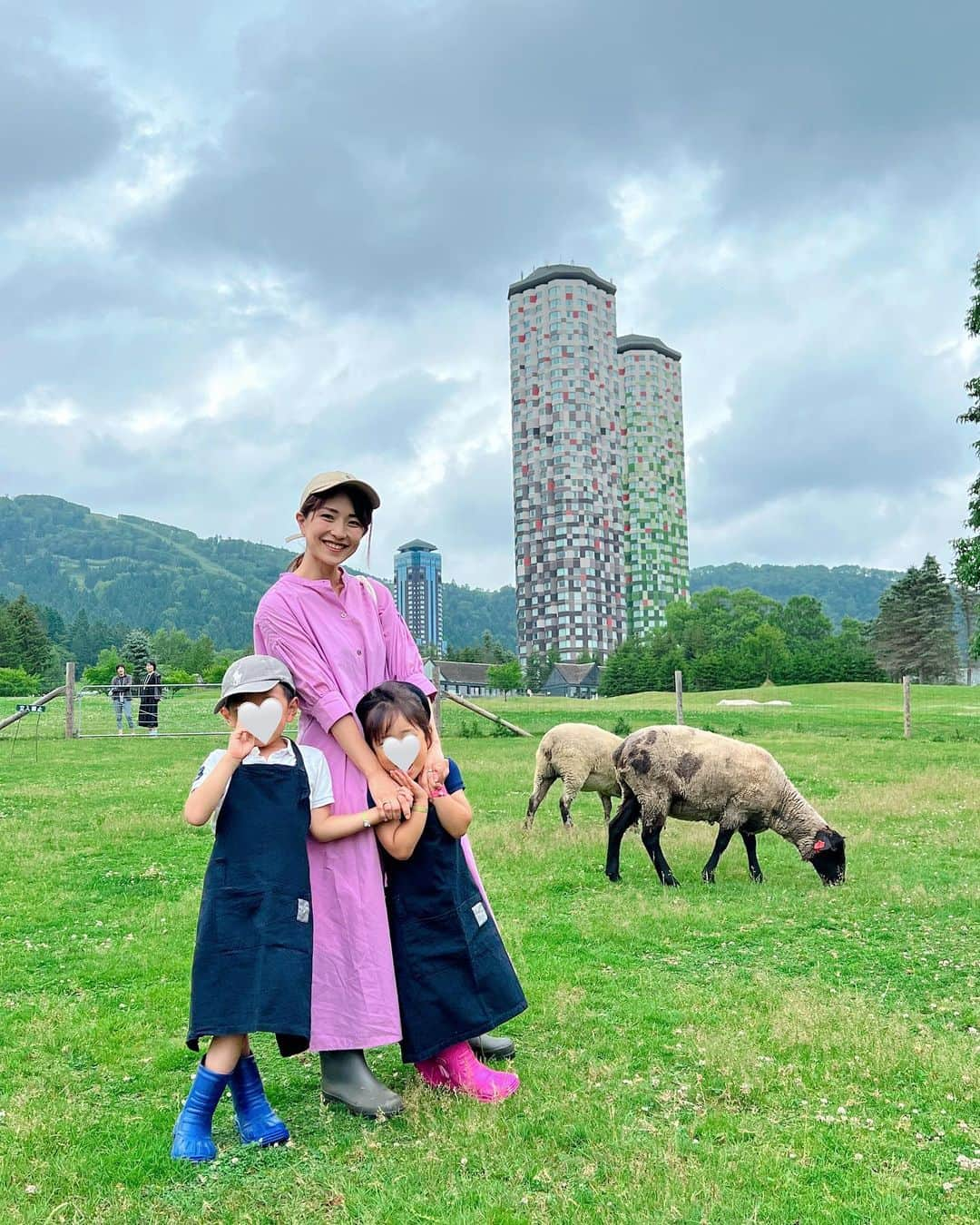 Remiさんのインスタグラム写真 - (RemiInstagram)「fun feeding the animals at the farm🐑🐐🌳 まるでニュージーランドの牧場の光景…✨ 北海道トマムで動物に囲まれる🫶🏽 トマムファームでは動物たちと沢山触れ合えたのが良い体験に。 やぎや羊に餌やりをして、初めてタッチも🙌🏼  トマムの三世代滞在、最高でした！  —————— 📍北海道トマム /Tomamu, Hokkaido 🐄 #星野リゾートトマム #リゾナーレトマム  @hoshinoresorts.tomamu @hoshinoresorts.risonare  🗓2023/7 ——————  #牧場 #北海道 #トマム #星野リゾートトマム #ファーム #星野リゾート #リゾナーレトマム #子連れ北海道 #子連れ旅行 #子連れホテル #HoshinoresortsTomamu #hoshinoresorts #hokkaido #tomamu #visitjapan #lovetabi #lovetabimama」7月21日 23時54分 - remi_912