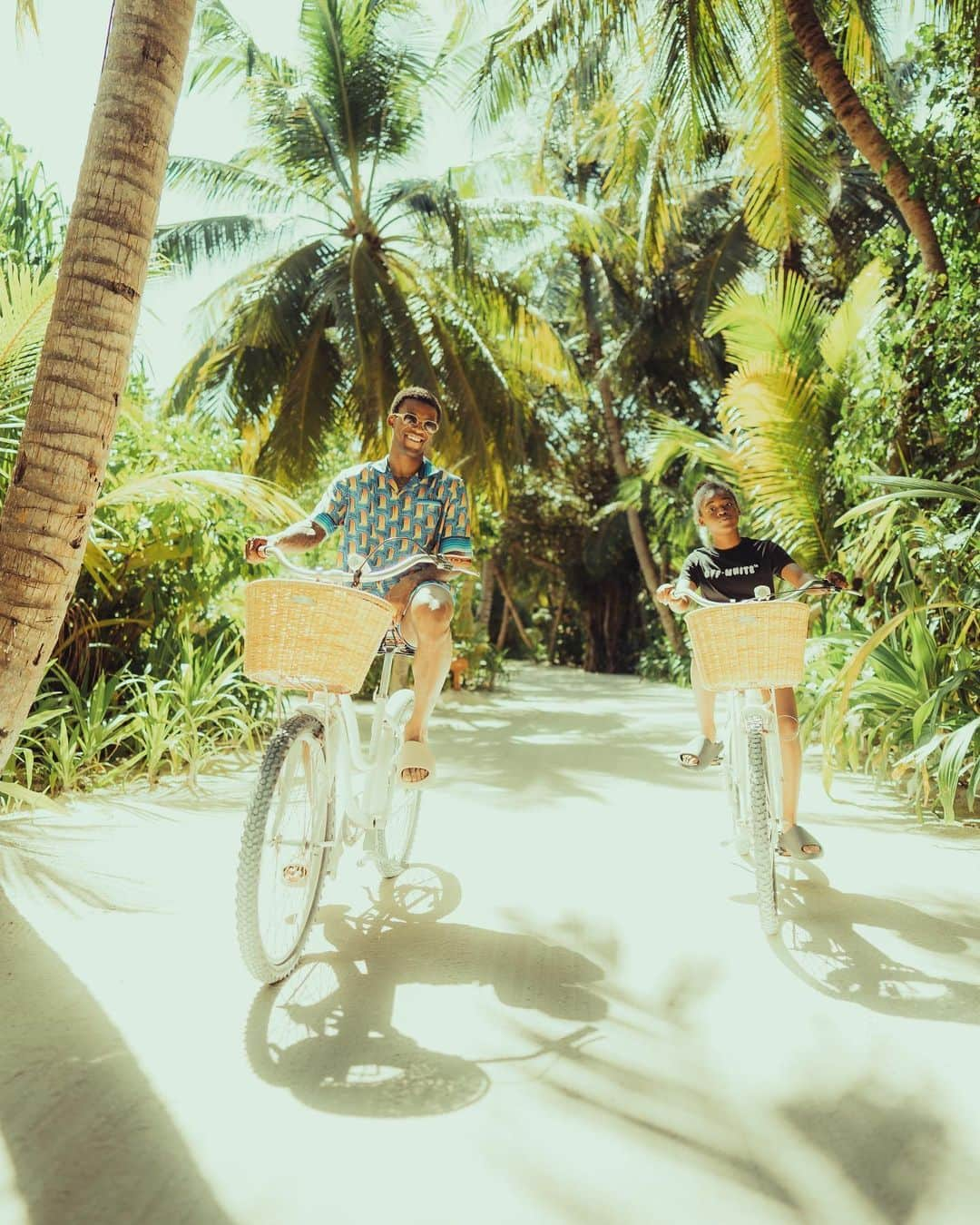 ジョルジニオ・ワイナルドゥムのインスタグラム：「Wonderful family time in paradise 🏝️😎❤️」