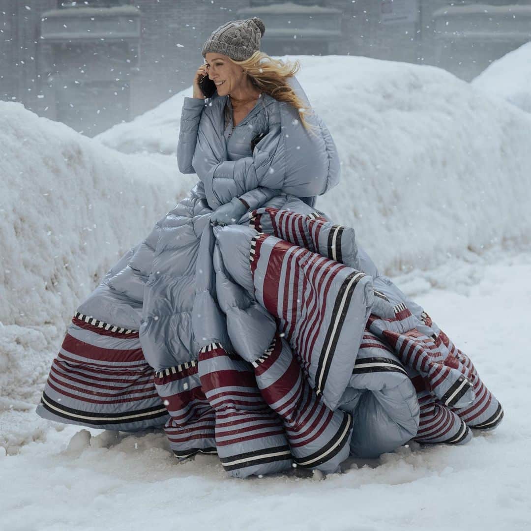Vogue Españaのインスタグラム：「Solo Carrie Bradshaw podía llevar este monumental diseño de la colaboración entre @moncler y @pppiccioli. El abrigo apareció ayer en el episodio 6 de la segunda temporada de ‘And just like that’ ❄️」